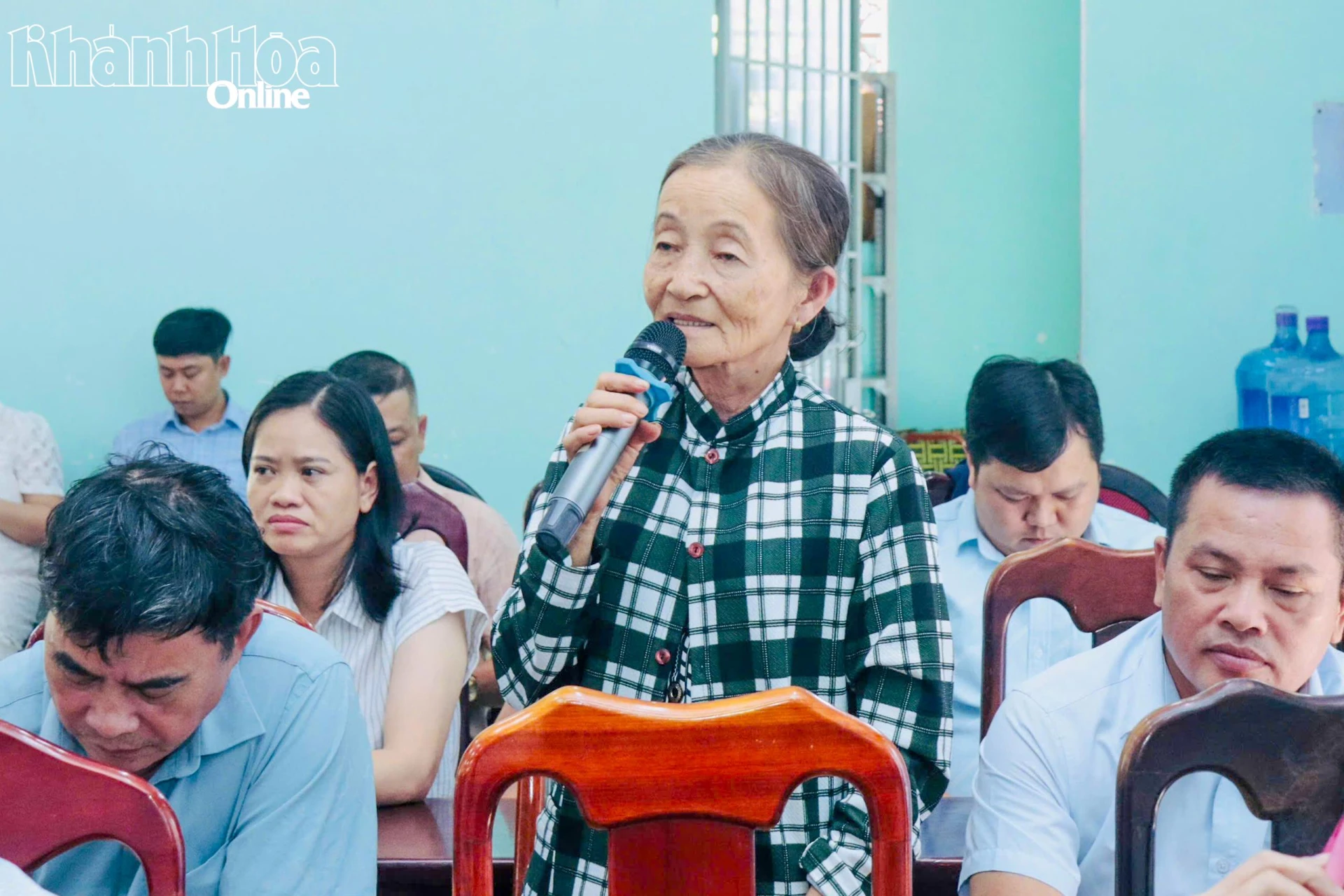 Cử tri phường Bắc Nha Trang phát biểu ý kiến.