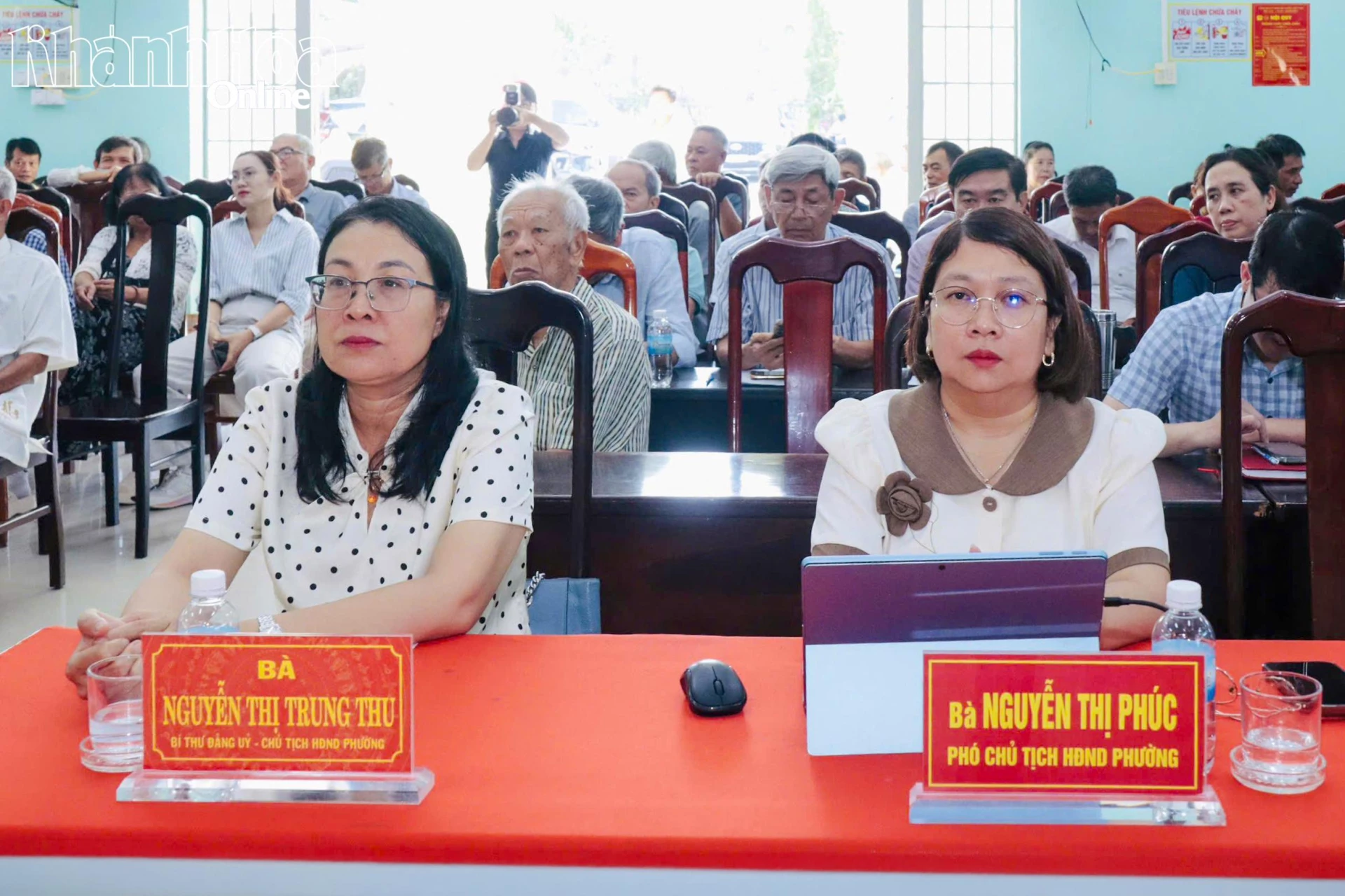 Các đại biểu và cử tri phường Bắc Nha Trang tham dự buổi tiếp xúc cử tri.