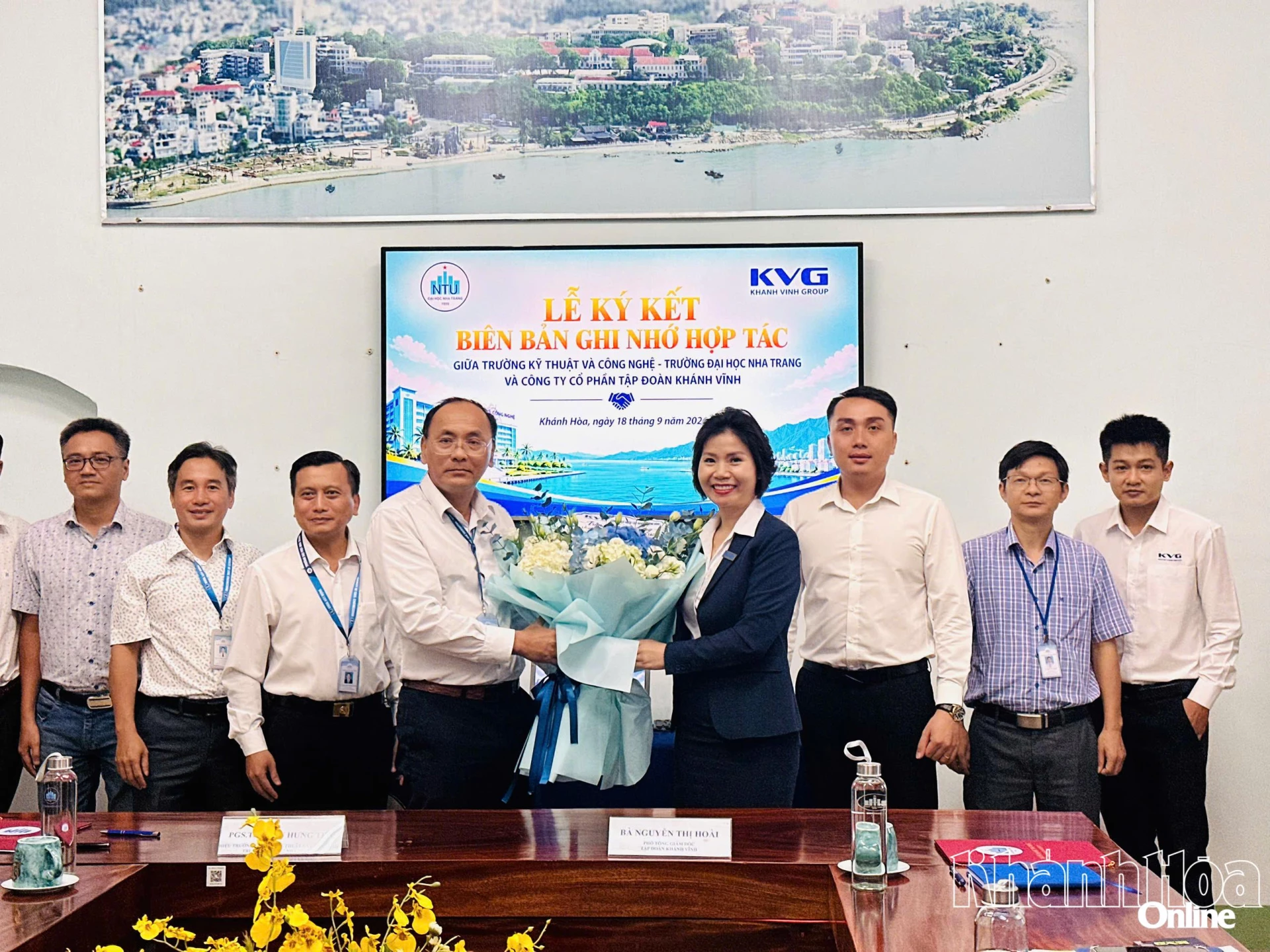 Lãnh đạo 2 đơn vị tặng hoa chúc mừng lễ ký kết hợp tác