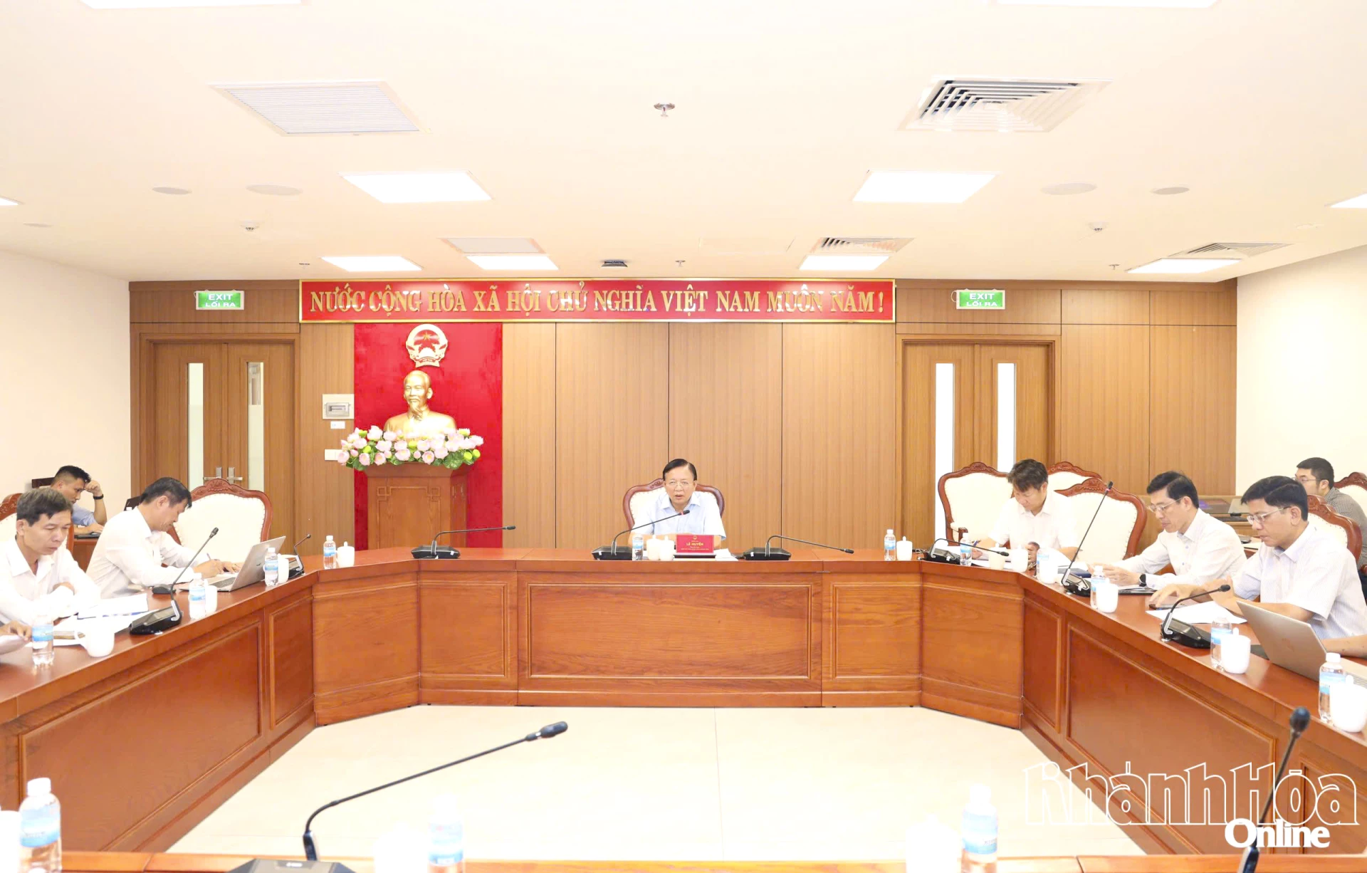 Đồng chí Lê Huyền chủ trì cuộc họp.