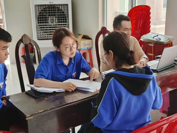 Đoàn phường Cam Ranh hỗ trợ người dân kê khai đăng ký đất đai