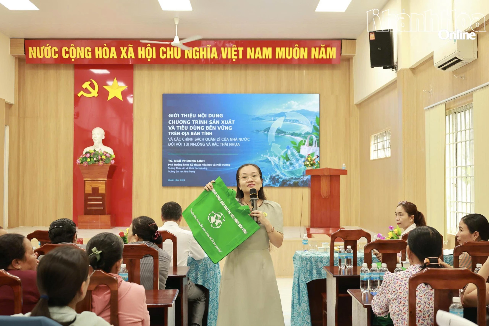 Báo cáo viên tuyên truyền cho người dân xã Diên Điền về phòng, chống rác thải nhựa sử dụng 1 lần