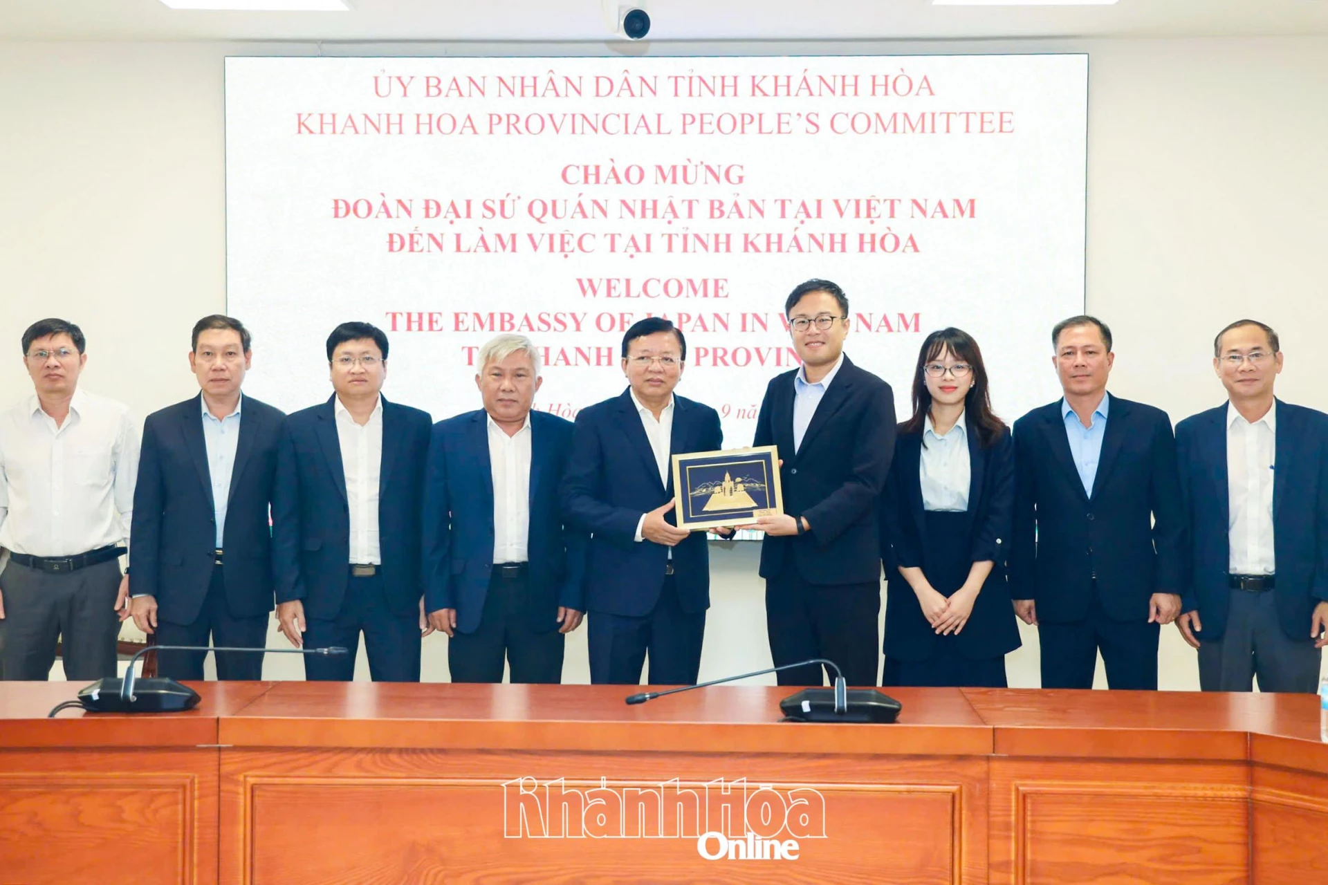 Các đại biểu chụp hình lưu niệm.