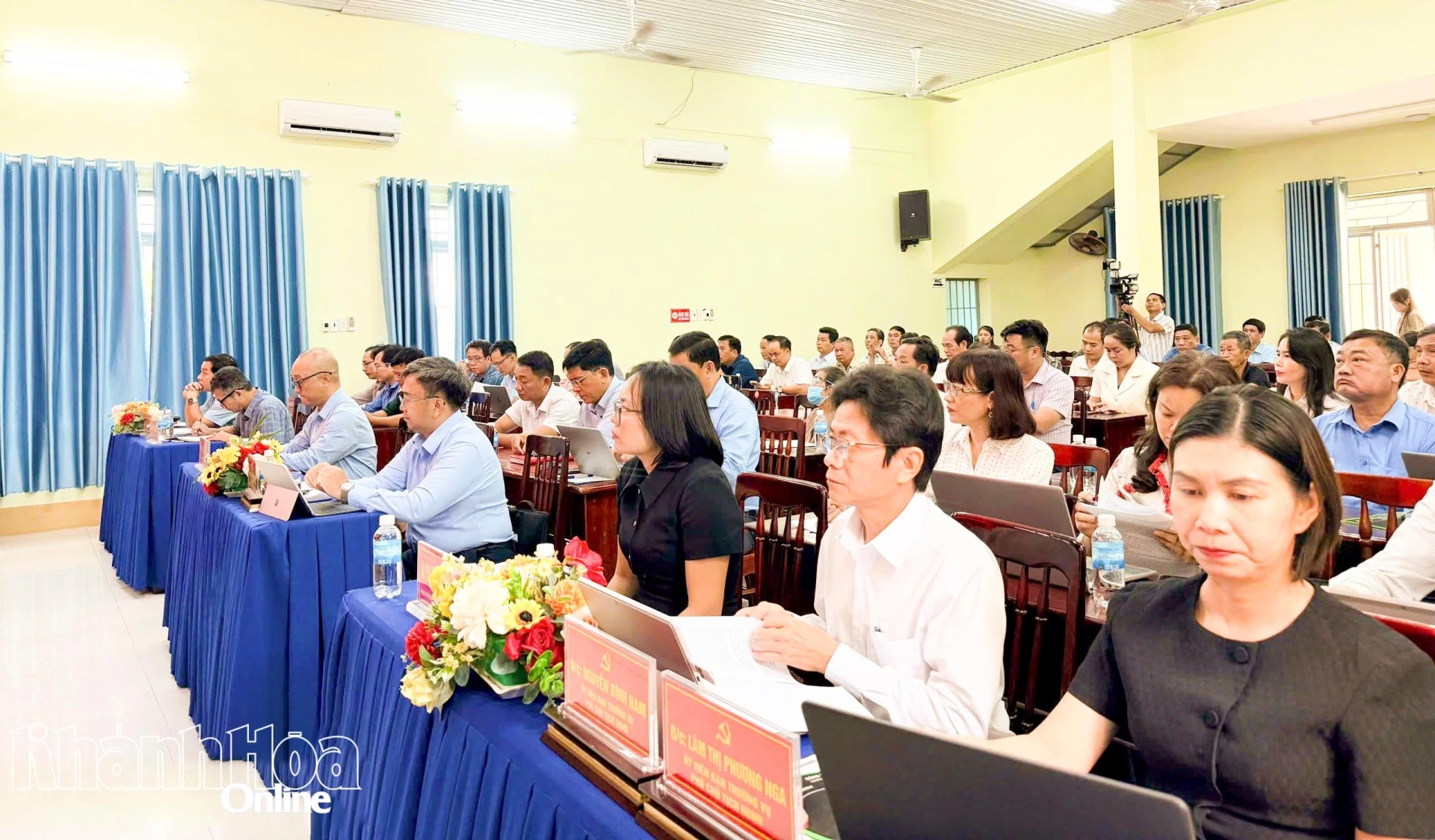 Quang cảnh buổi tiếp xúc cử tri.