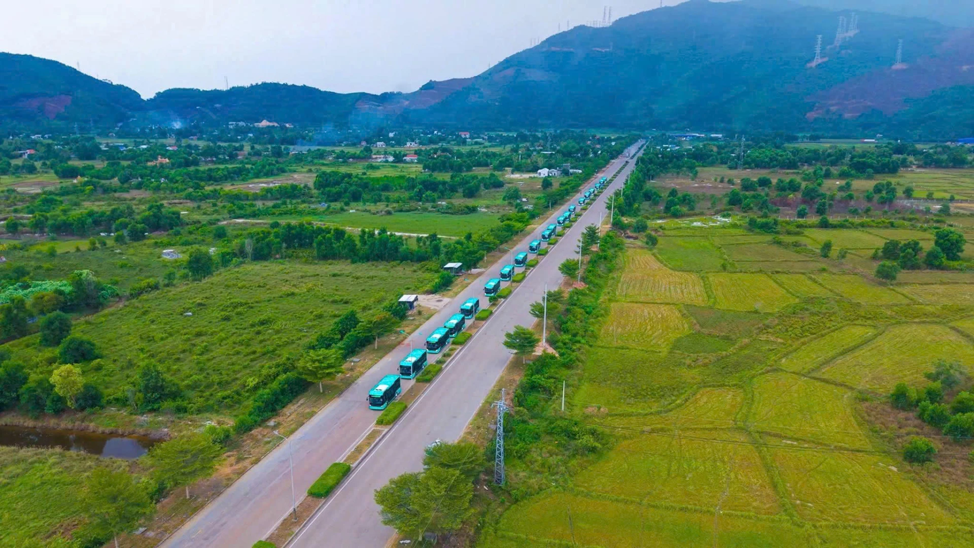 Xe buýt điện của Công ty TNHH Quyết Thắng Nha Trang đi vào hoạt động từ ngày 26-9