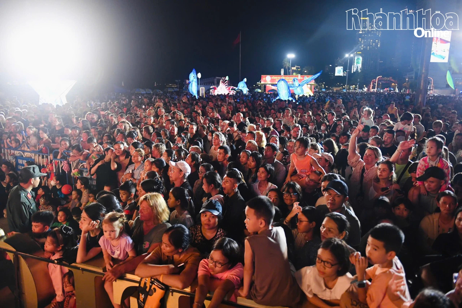 Hàng ngàn du khách, người dân Nha Trang đã tập trung về Quảng trường 2 tháng 4 để theo dõi đêm hội 