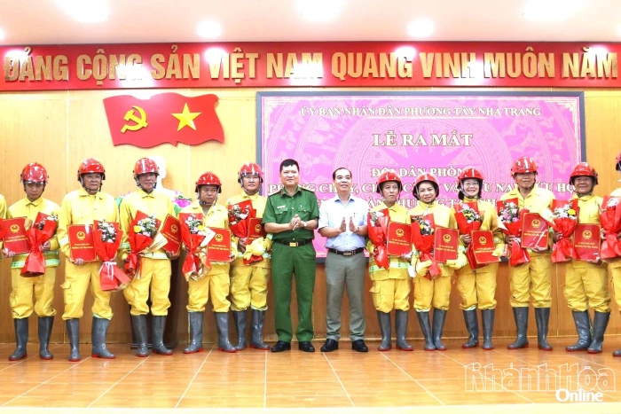 Phường Tây Nha Trang ra mắt 47 Đội Dân phòng Phòng cháy, chữa cháy và cứu nạn, cứu hộ