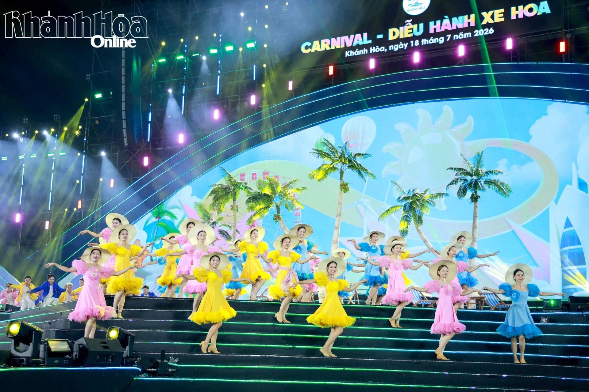 Màn trình diễn trong đêm Carnival của Festival Biển Khánh Hòa năm 2026.