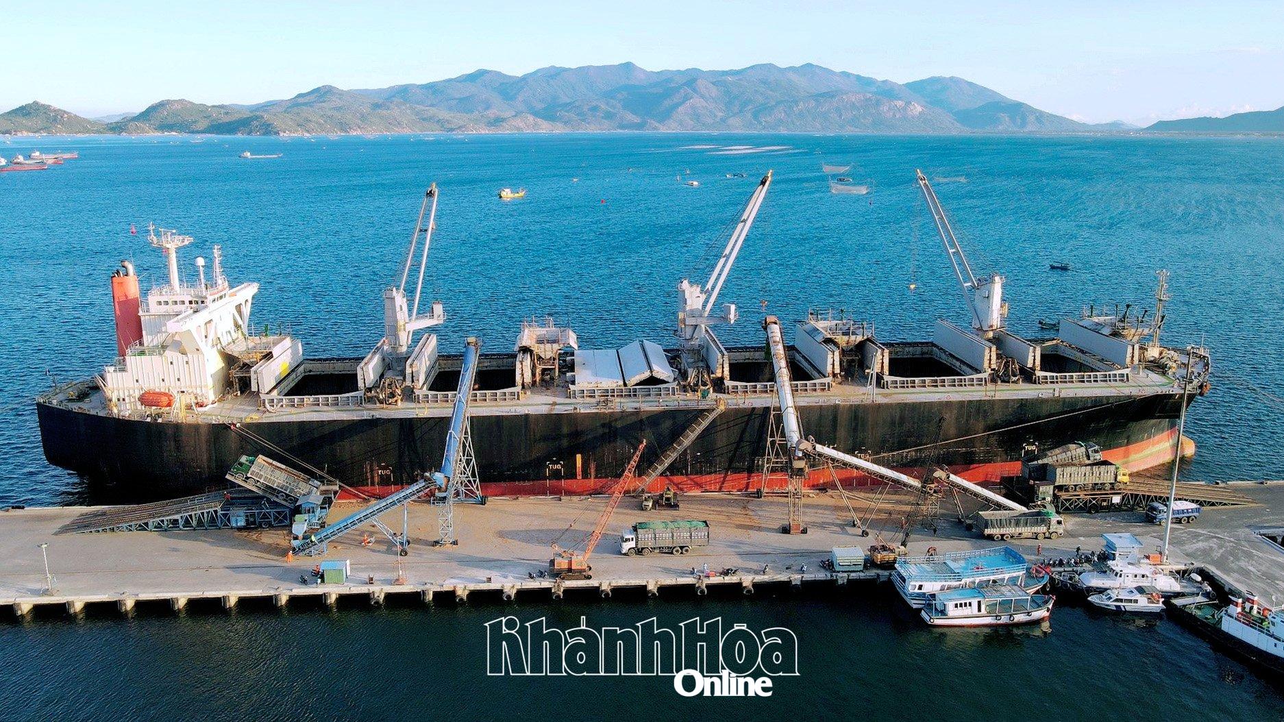 Tàu hàng cập Cảng Cam Ranh.