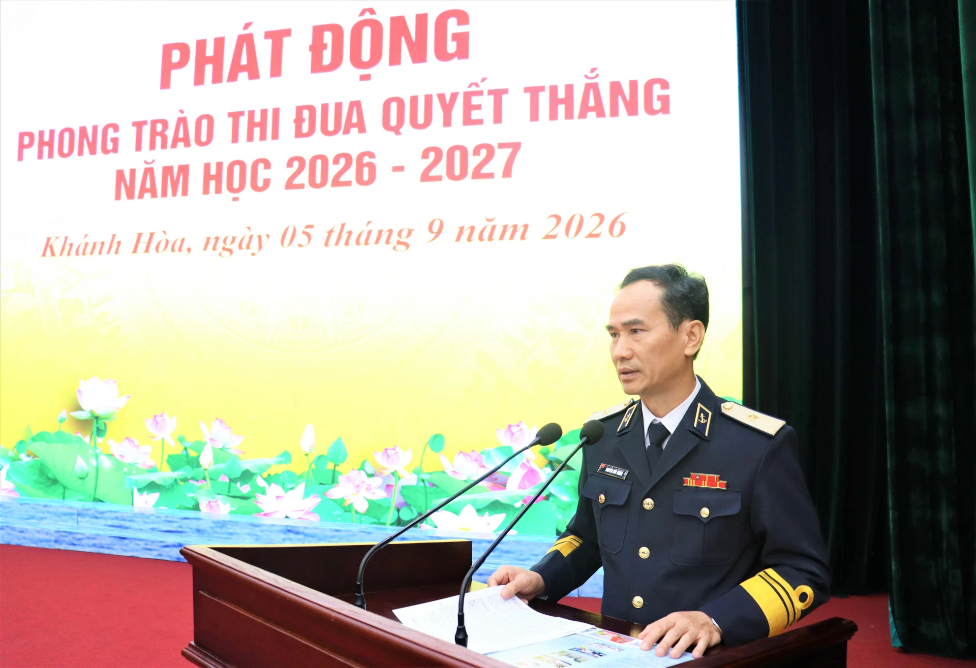 Chuẩn Đô đốc Nguyễn Hữu Thoan phát biểu phát động thi đua.