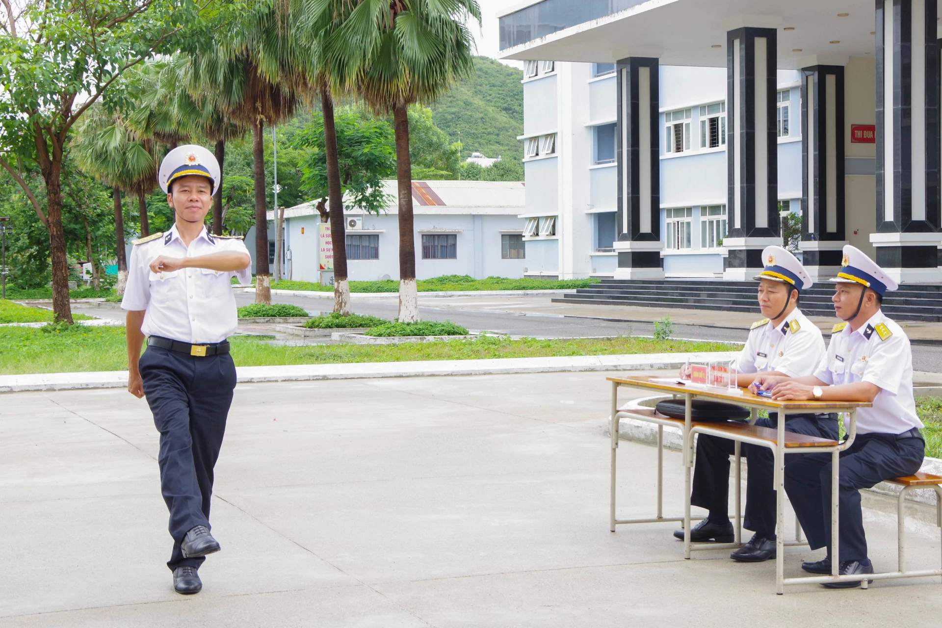 Quân nhân thực hành bước làm chậm có phân tích động tác.