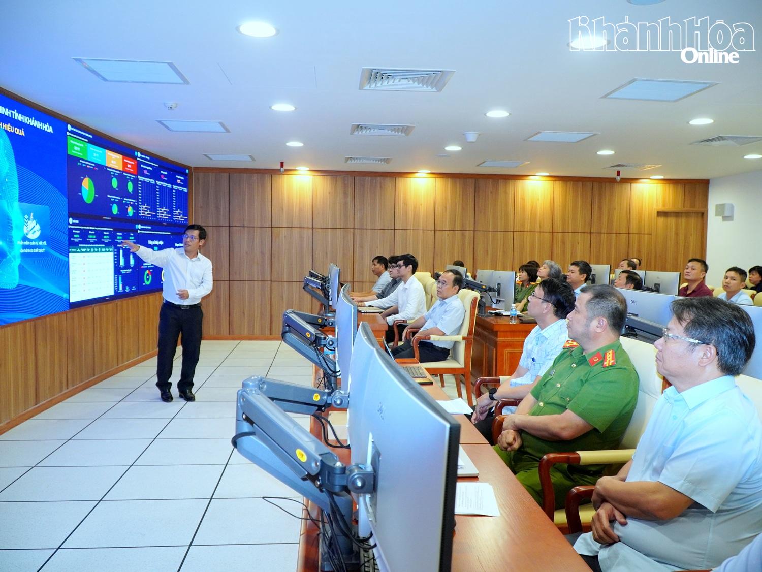Lãnh đạo Trung tâm Chuyển đổi số tỉnh Khánh Hòa giới thiệu các phân hệ trên Trung tâm IOC Khánh Hòa.