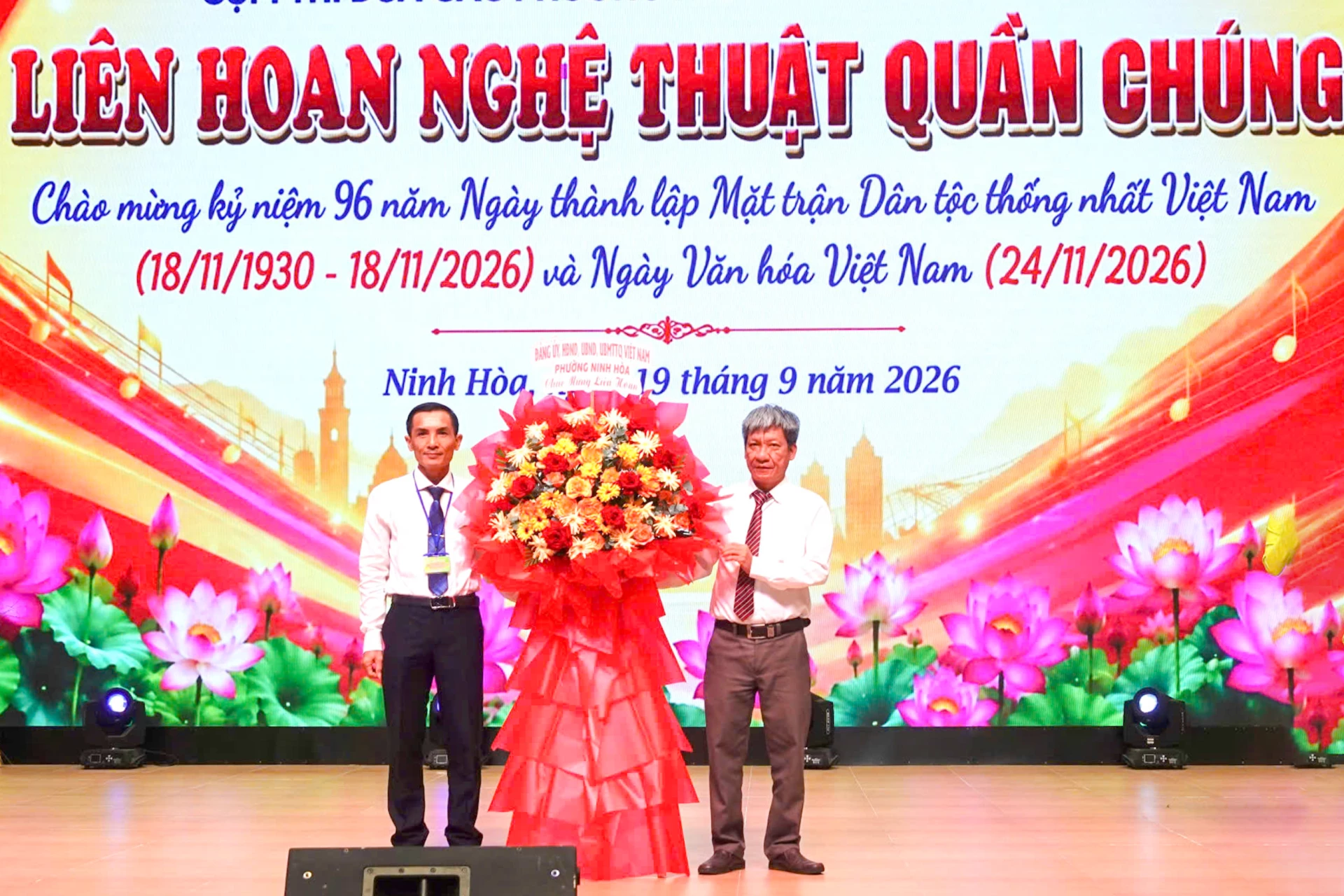 Lãnh đạo phường Ninh Hòa tặng hoa chúc mừng liên hoan diễn ra tại Cụm thi đua các phường phía bắc tỉnh Khánh Hòa.