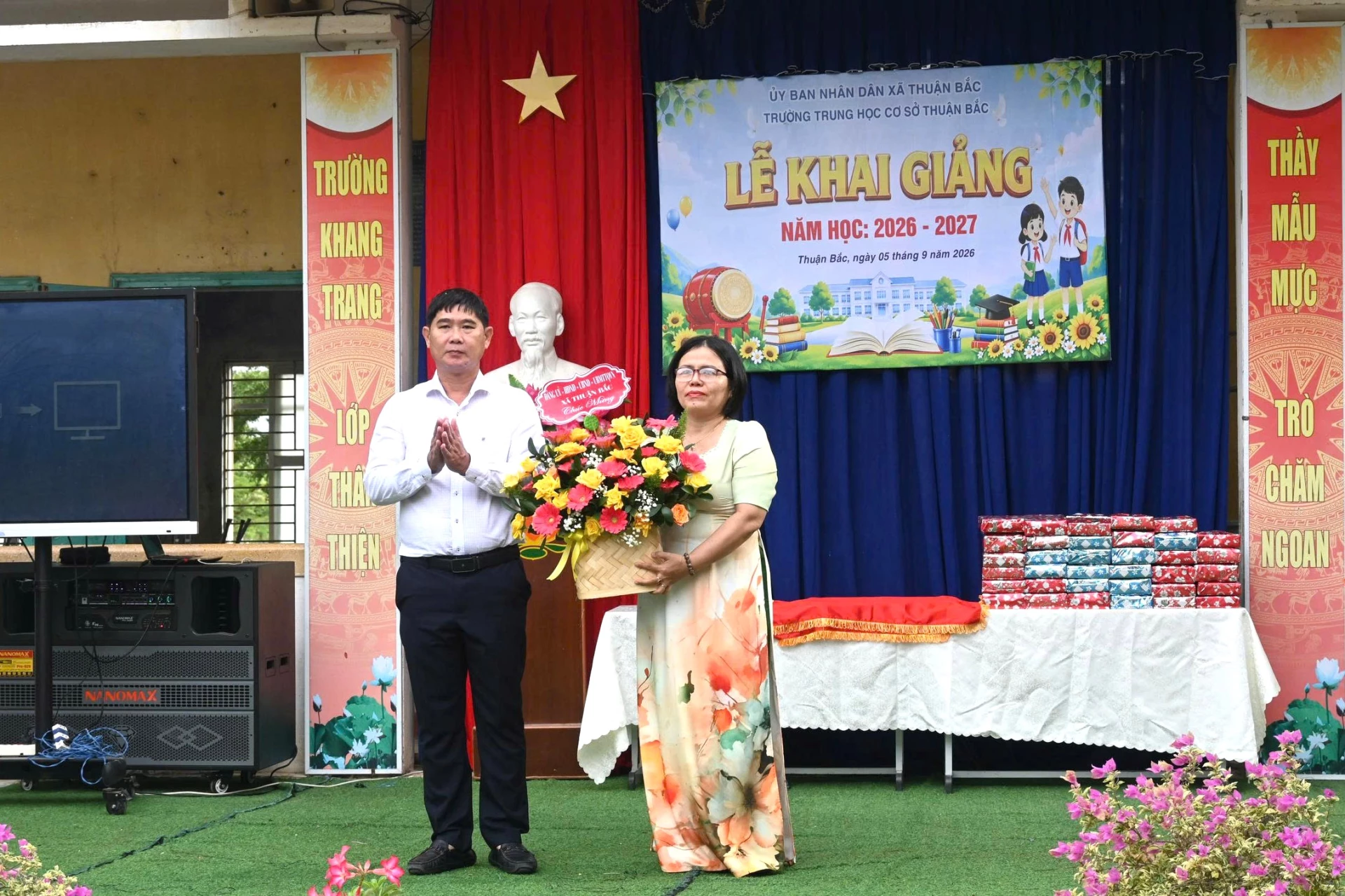 Ông Phạm Trọng Hùng, Chủ tịch UBND xã tặng hoa chúc mừng các cán bộ, giáo viên của Trường THCS Thuận Bắc