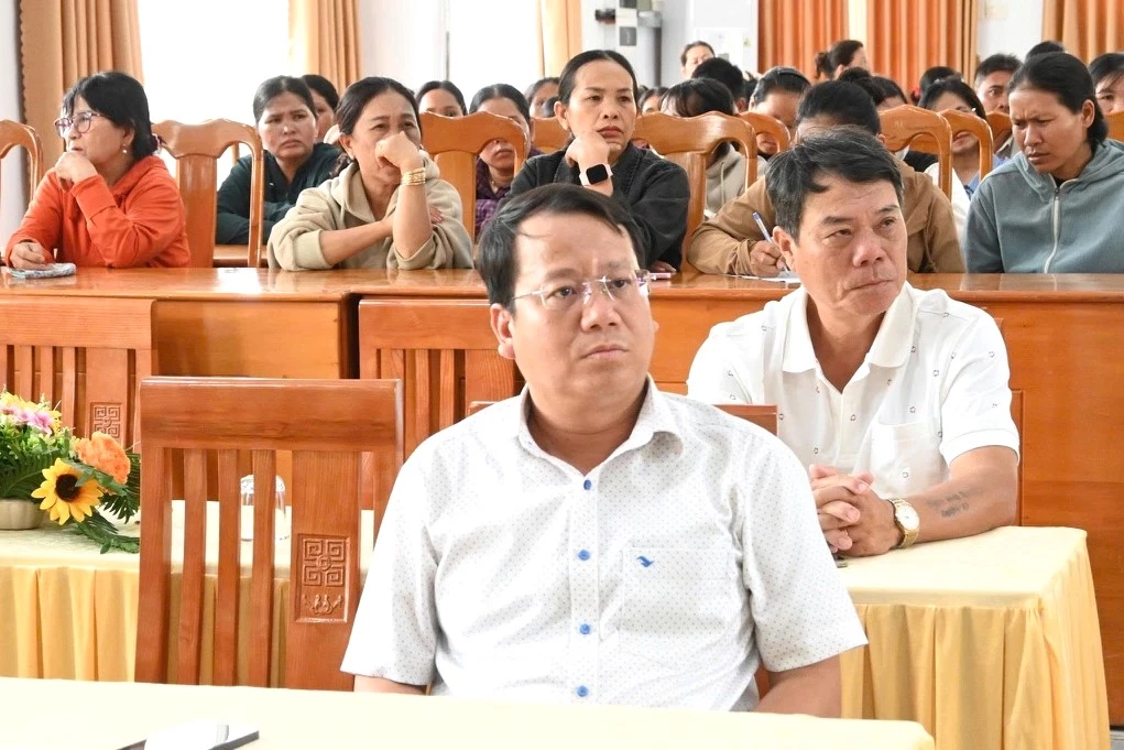Ông Đỗ Nguyên Hải Đăng, Phó Chủ tịch UBND xã cùng người dân địa phương nghe đại diện đơn vị tuyển dụng Công ty TNHH Thực phẩm Nhất Nguyên tại xã Nam Cam Ranh, tỉnh Khánh Hòa cung cấp thông tin về nhu cầu tuyển dụng.