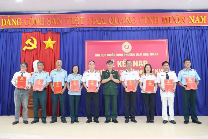 Hội Cựu chiến binh phường Nam Nha Trang kết nạp 30 hội viên mới