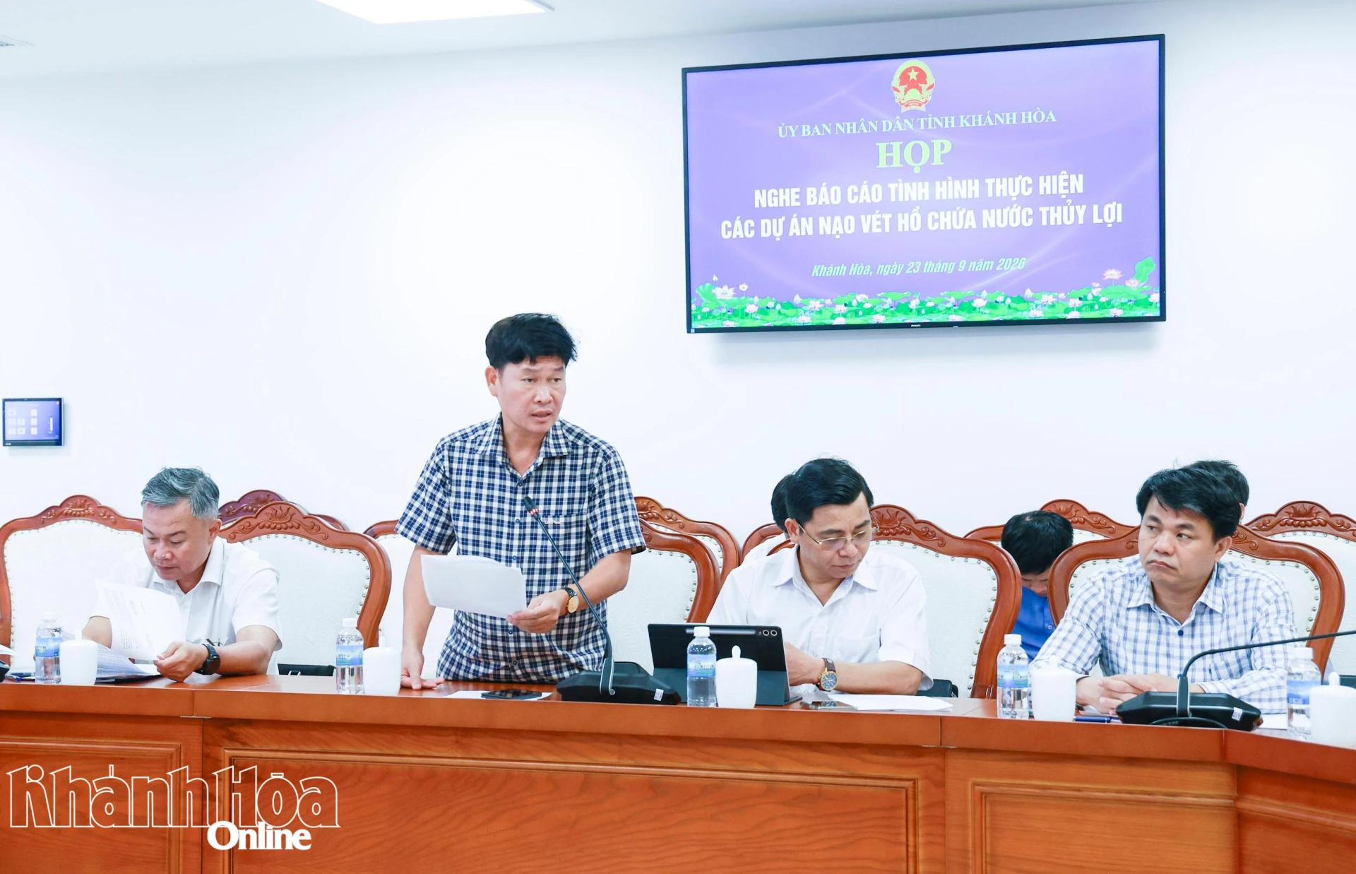 Lãnh đạo Ban Quản lý Dự án đầu tư xây dựng tỉnh báo cáo tại cuộc họp.