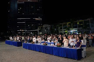 Hàng nghìn khán giả cùng đứng dậy khi “Tiến quân ca” vang lên, tạo nên một trong những khoảnh khắc xúc động nhất đêm nhạc