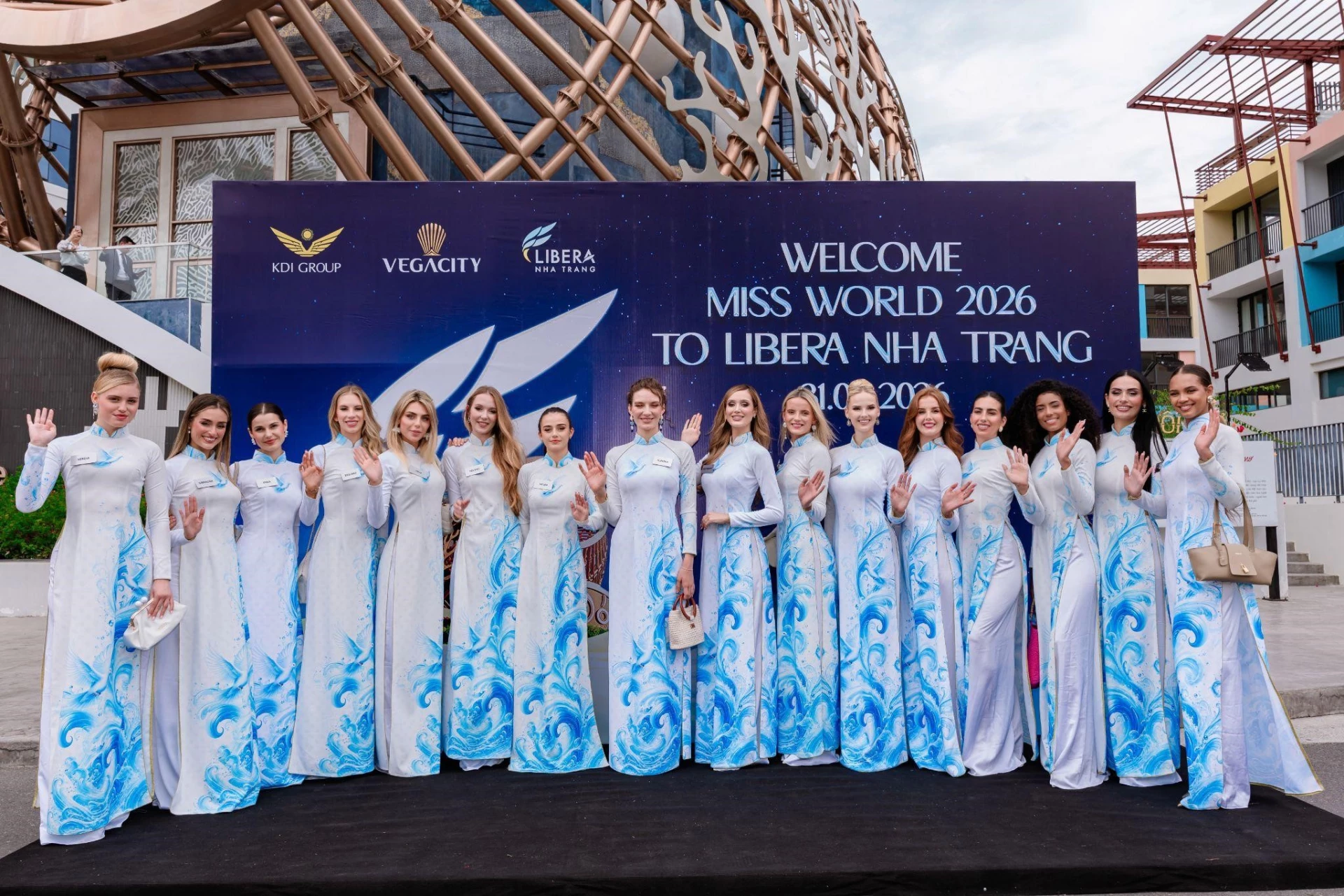 Các thí sinh Miss World 2026 xuất hiện rạng rỡ tại Libera Nha Trang.  