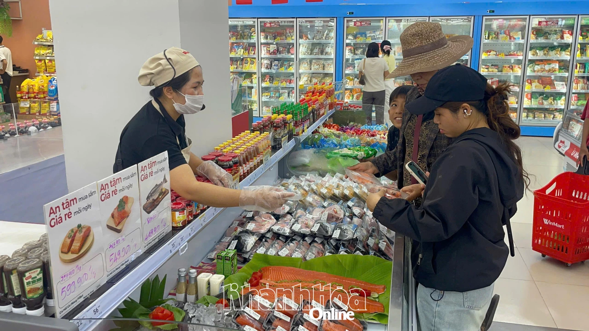 Siêu thị WinMart (phường Đông Hải) đưa ra nhiều chương trình ưu đãi thu hút khách hàng mua sắm.