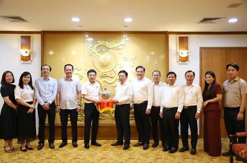 Chủ tịch VCCI Hồ Sỹ Hùng và Phó Chủ tịch UBND tỉnh Khánh Hòa Lê Huyền cùng các đại biểu chụp ảnh lưu niệm sau buổi làm việc.

