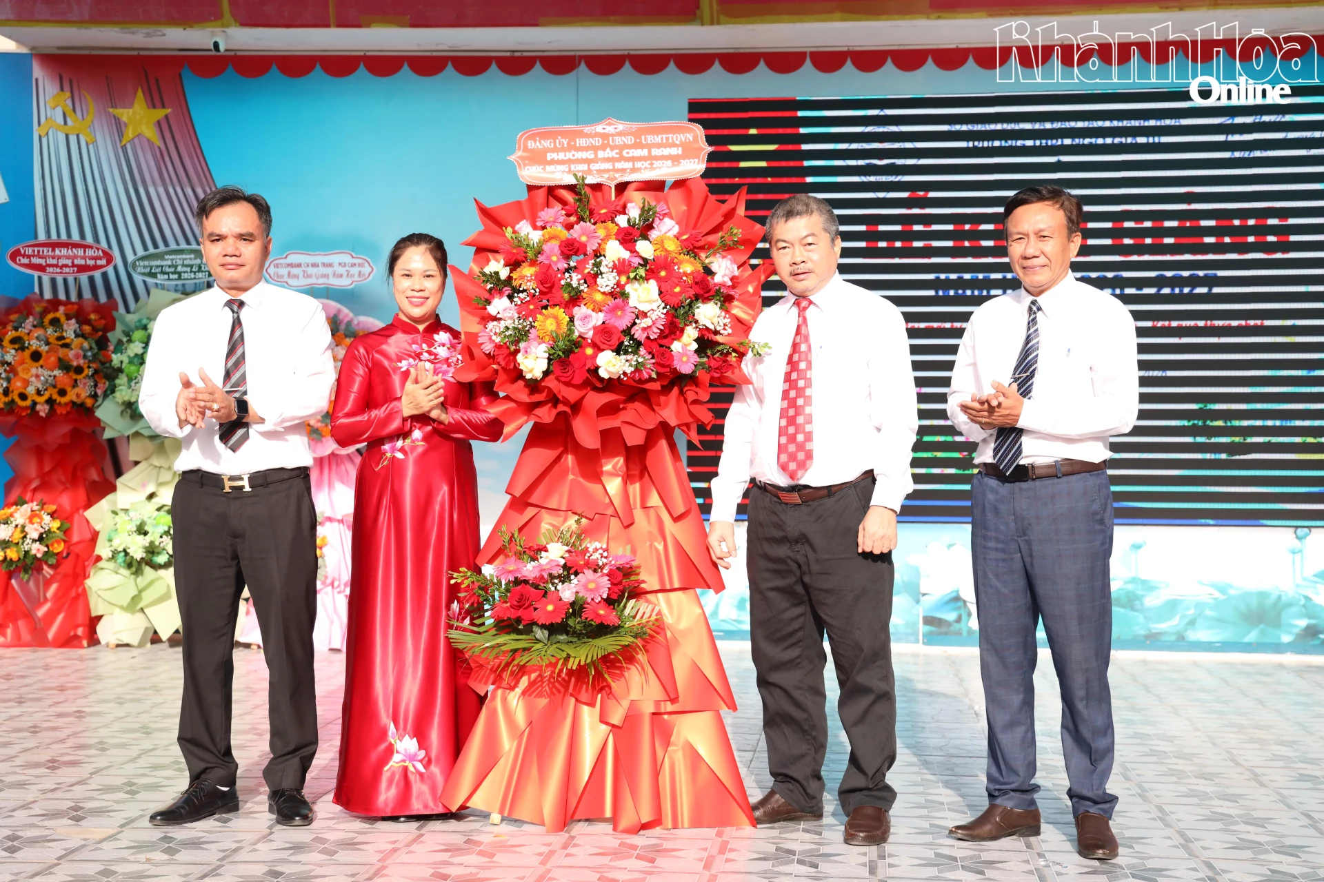 Đồng chí Nguyễn Thị Phương - Bí thư Đảng ủy, Chủ tịch HĐND phường Bắc Cam Ranh tặng hoa chúc mừng nhà trường