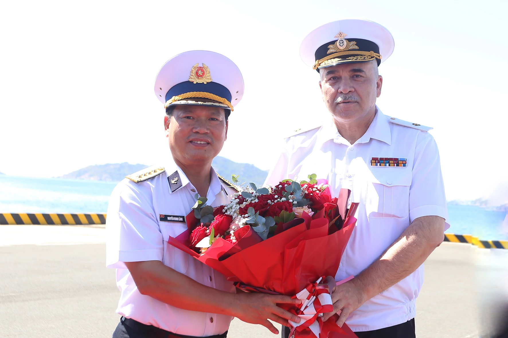 Đại tá Nguyễn Minh Lành tặng hoa chúc mừng Chuẩn Đô đốc Vyacheslav Borisovich Sytnik.