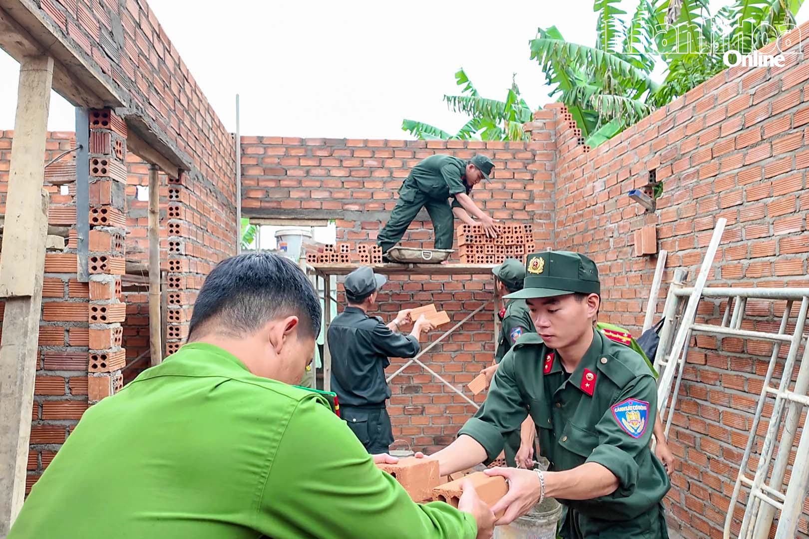 Hàng trăm cán bộ, chiến sĩ công an luôn có mặt tại 24 công trình để hỗ trợ xây dựng lại nhà ở cho người dân.