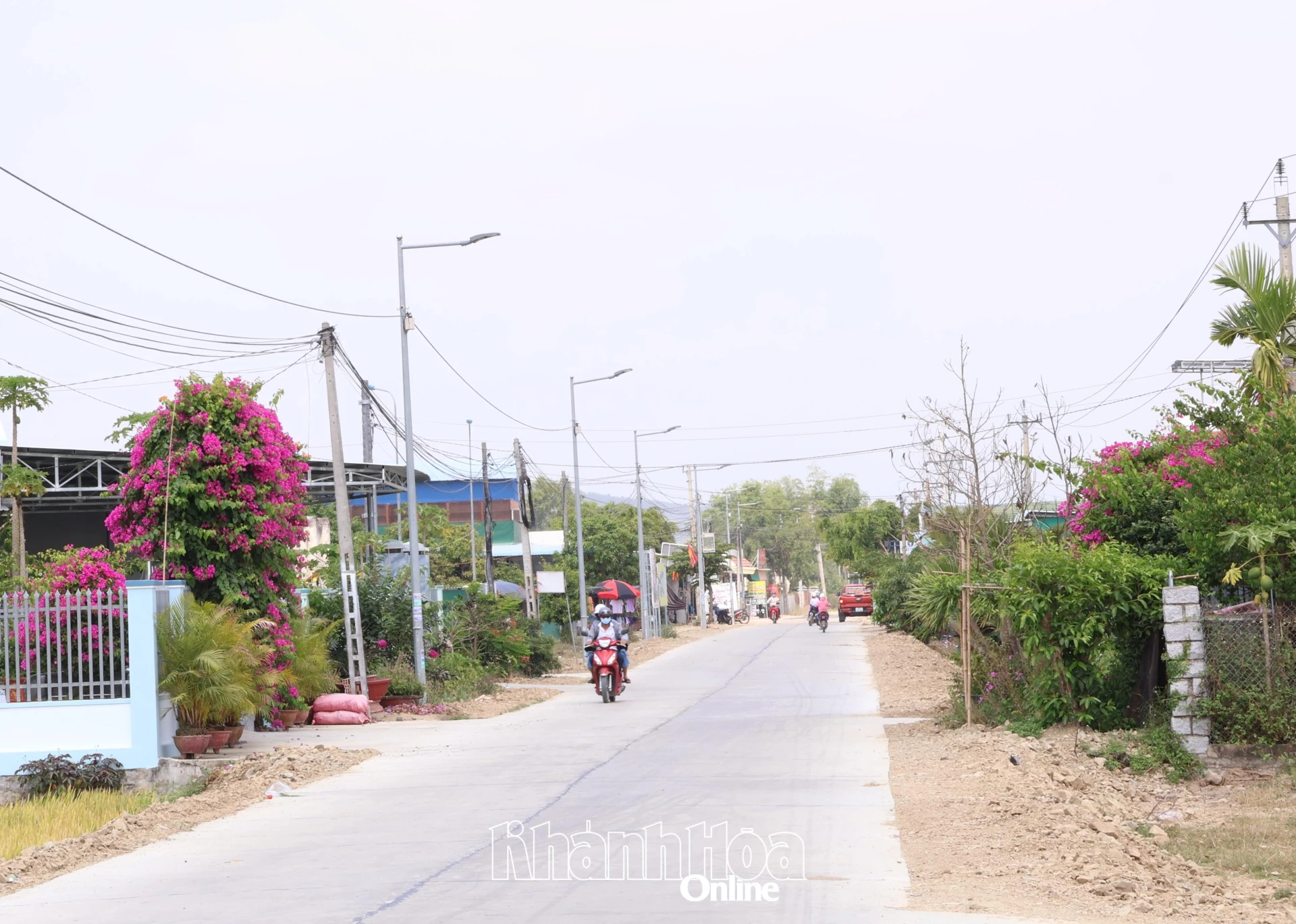 Tuyến đường liên xã của xã Hòa Trí được chỉnh trang sạch sẽ.