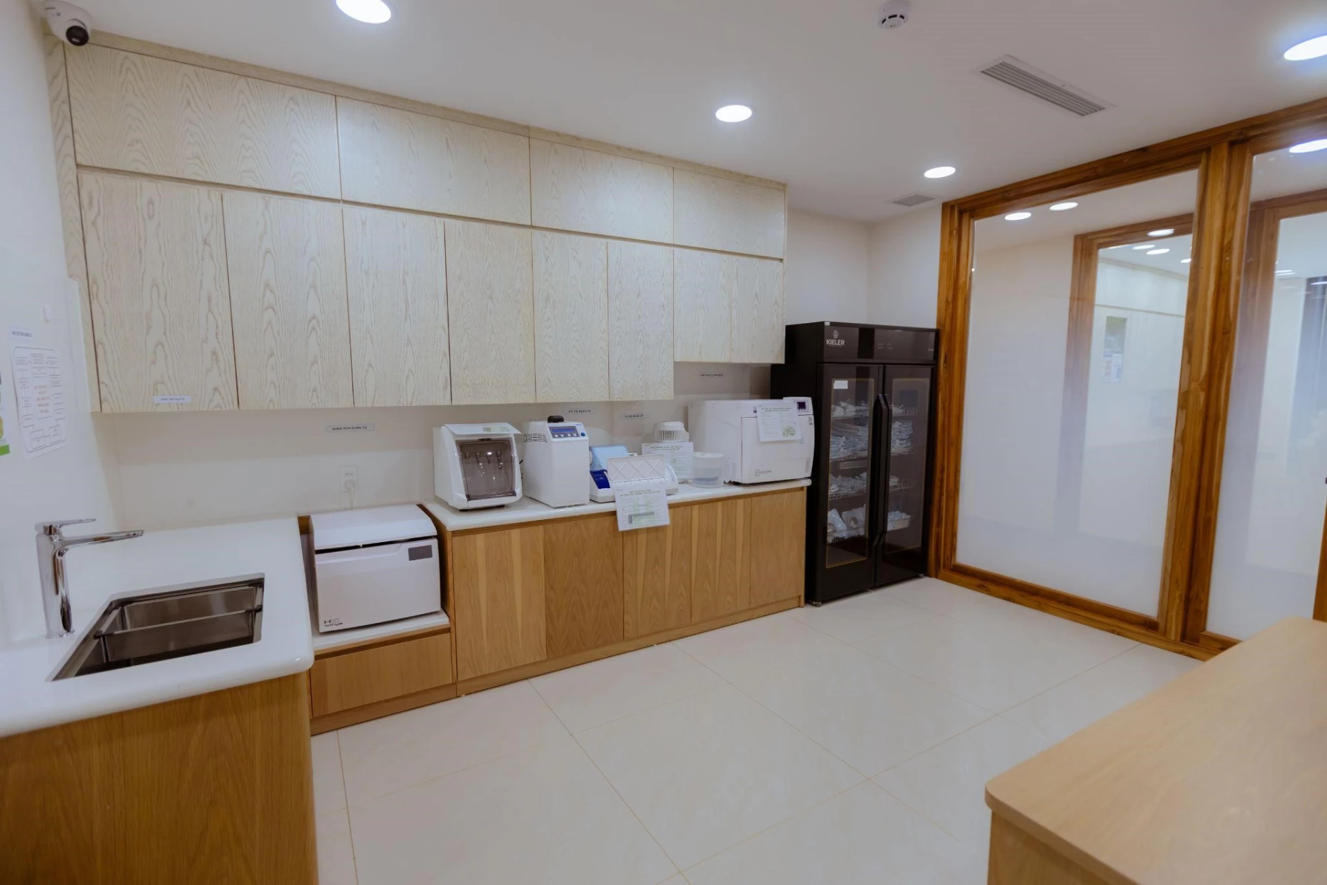 Phòng vô khuẩn thiết bị tại nha khoa Fam. Ảnh DN