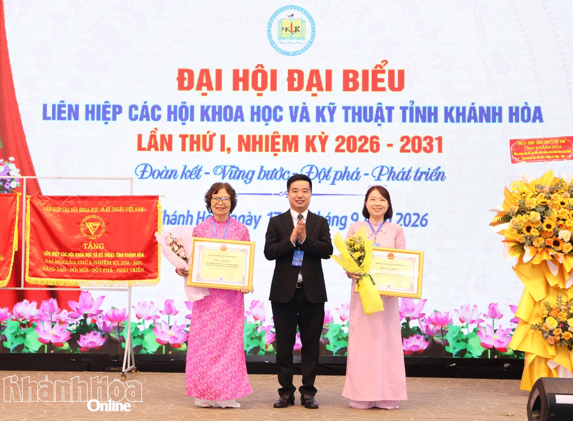 Đồng chí Nguyễn Quyết Chiến trao bằng khen của Liên hiệp các Hội Khoa học và Kỹ thuật Việt Nam cho tập thể, cá nhân.