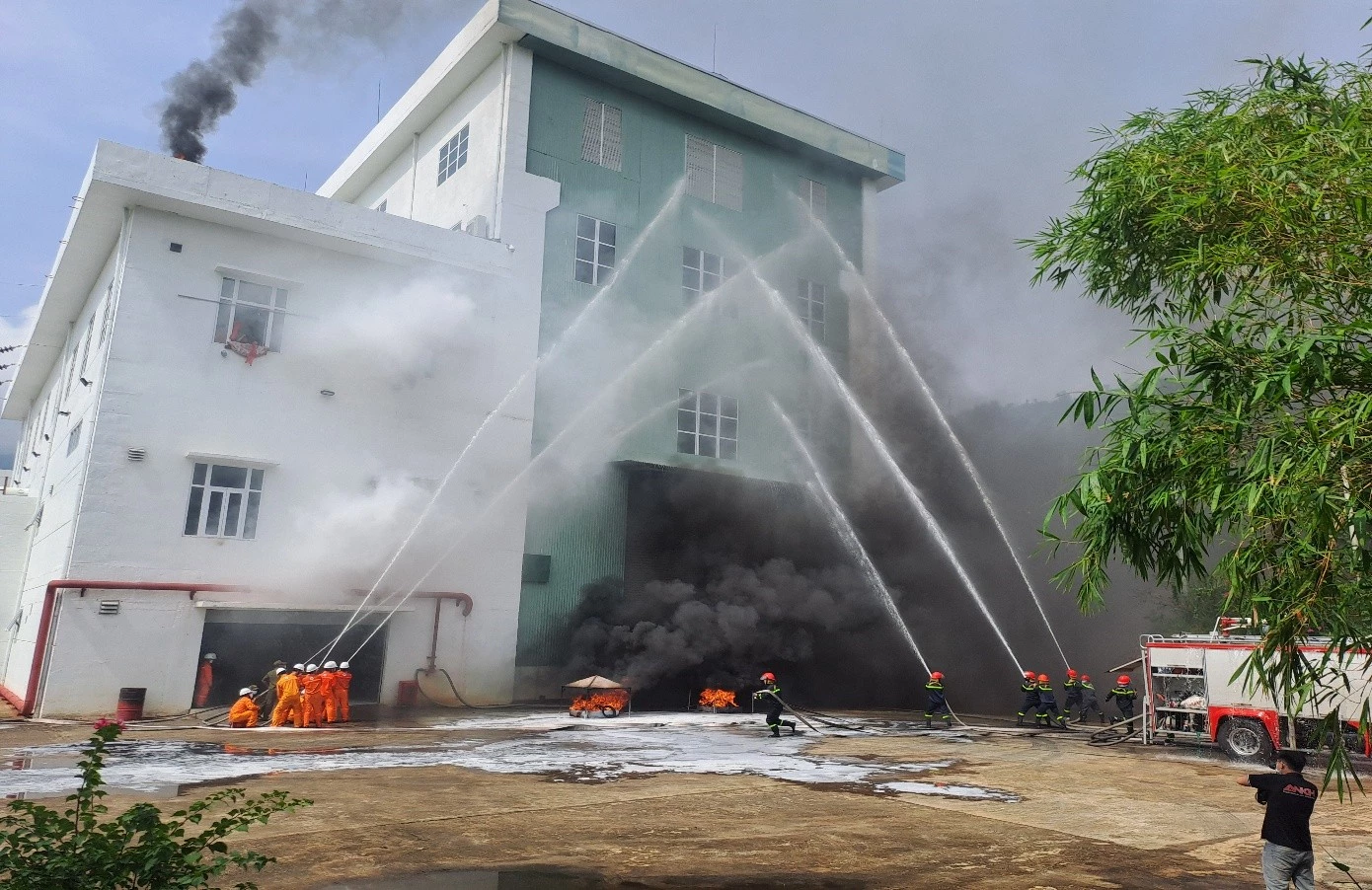 Các lực lượng, phương tiện tham gia thực tập phương án chữa cháy, cứu nạn, cứu hộ tại Nhà máy Thủy điện Đa Nhim.