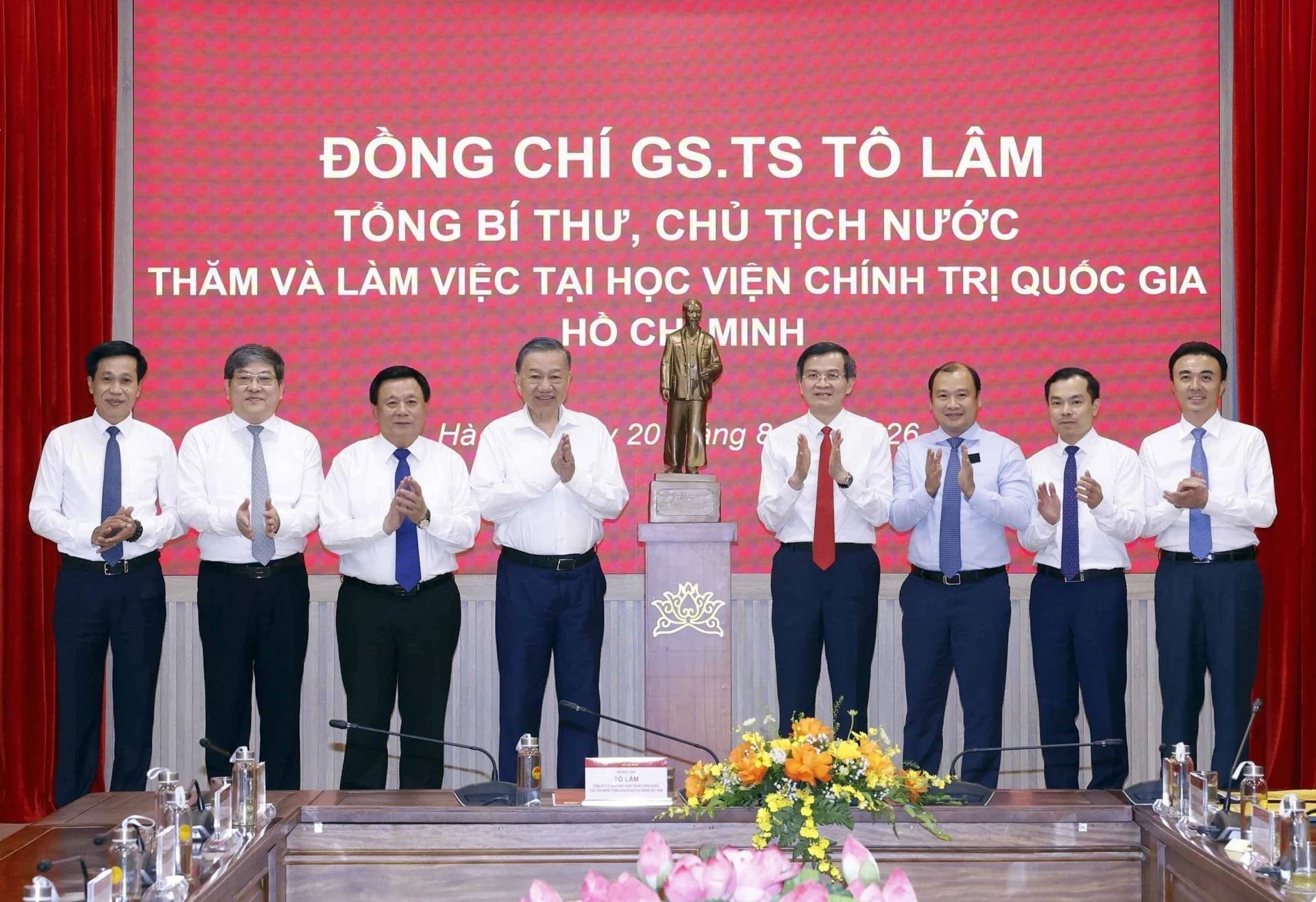 Tổng Bí thư, Chủ tịch nước Tô Lâm trao tặng Học viện Chính trị quốc gia Hồ Chí Minh bức tượng Chủ tịch Hồ Chí Minh tại buổi thăm và làm việc với lãnh đạo chủ chốt Học viện_Ảnh: TTXVN