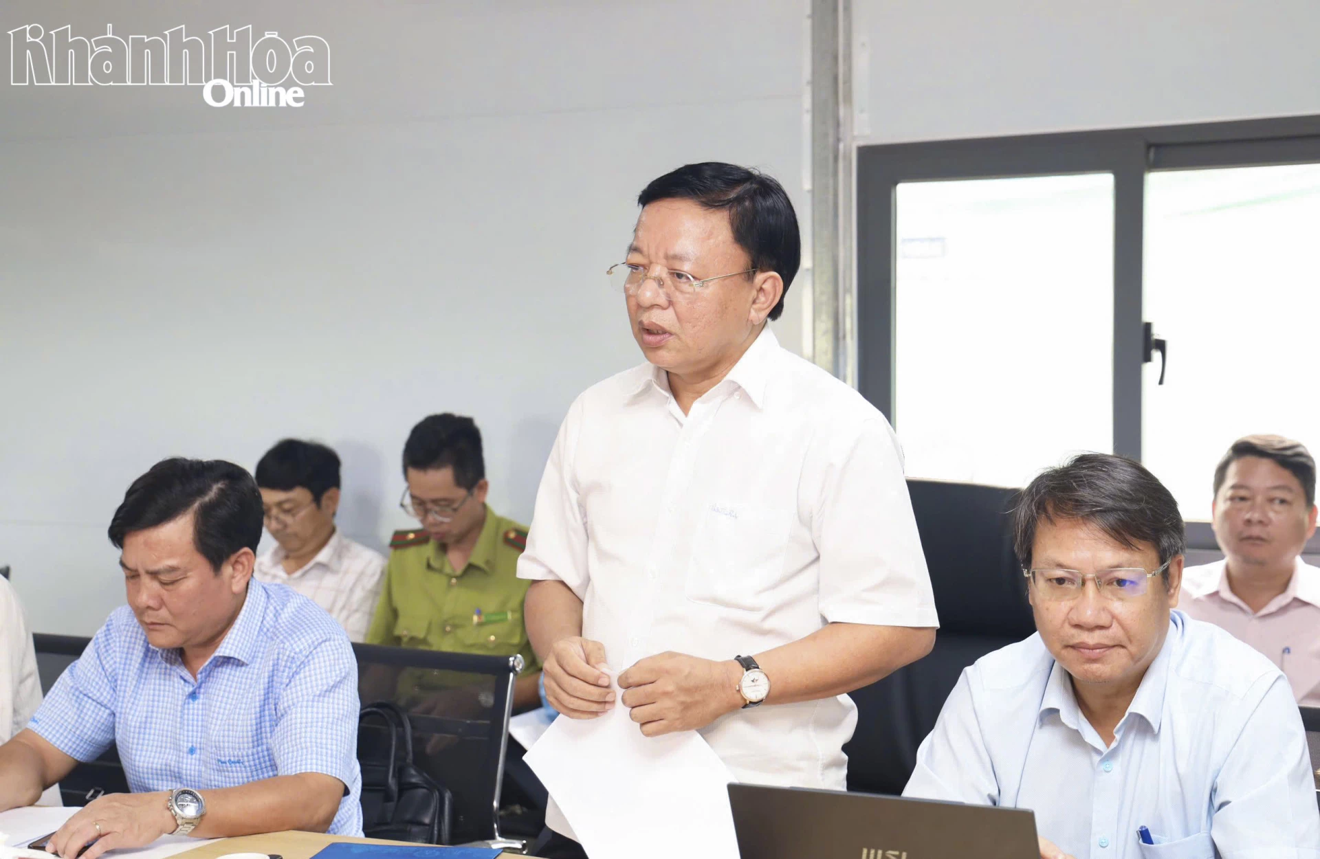 Đồng chí Lê Huyền phát biểu giải trình một số nội dung đoàn giám sát nêu. 