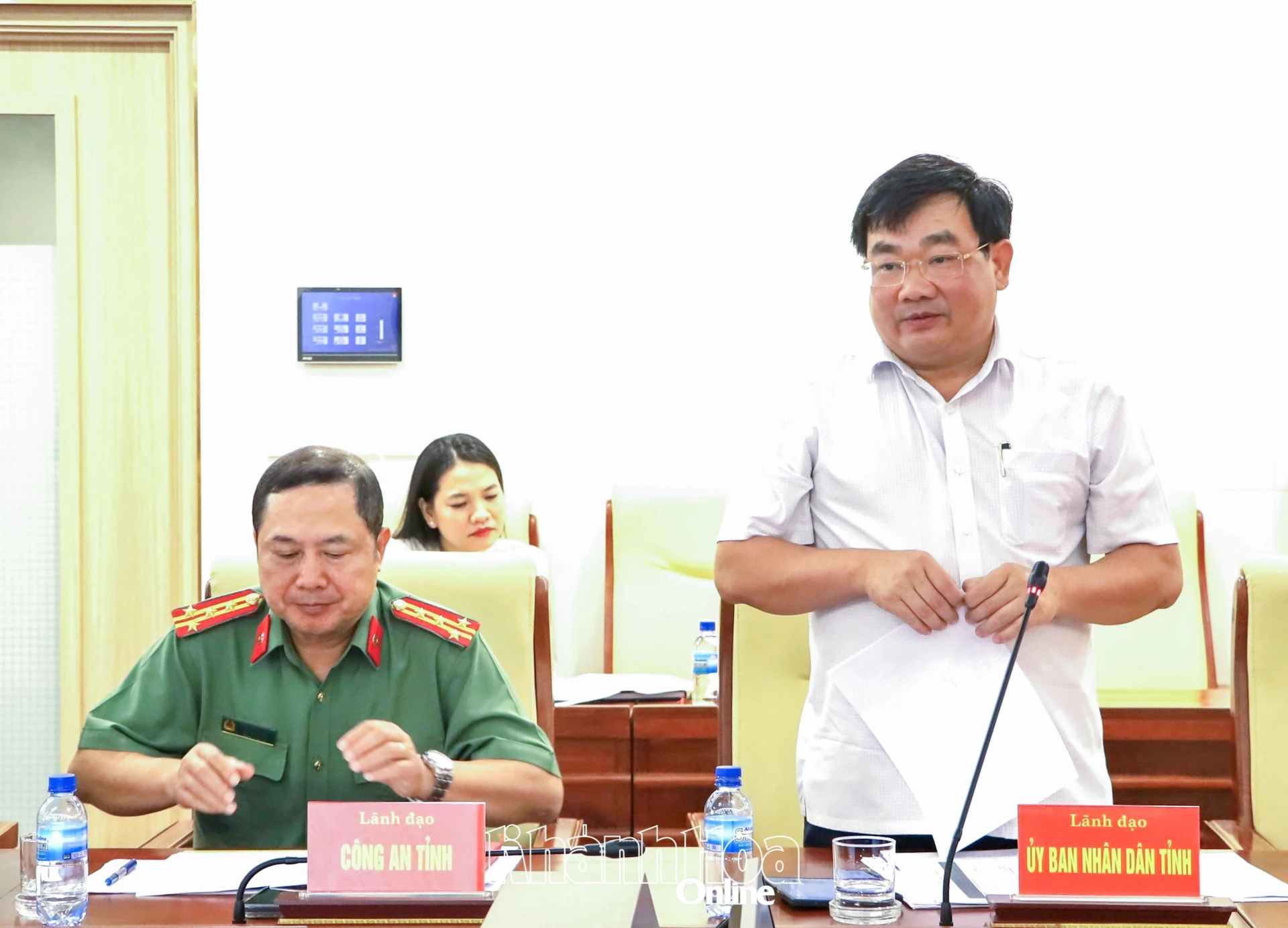 Đồng chí Trịnh Minh Hoàng - Phó Chủ tịch UBND tỉnh báo cáo một số nội dung tại hội nghị.