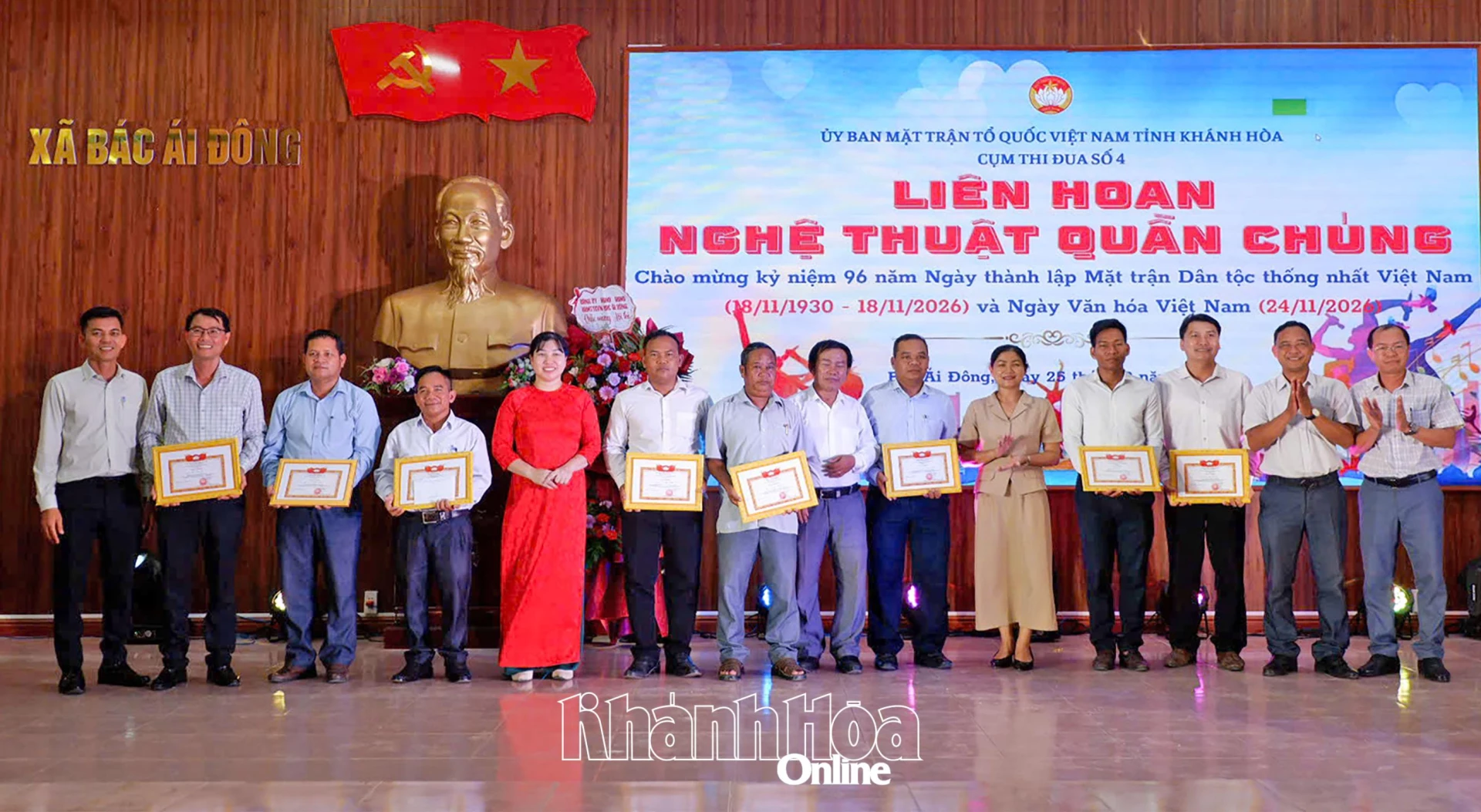 Ban Tổ chức trao giải cho các đội văn nghệ.  