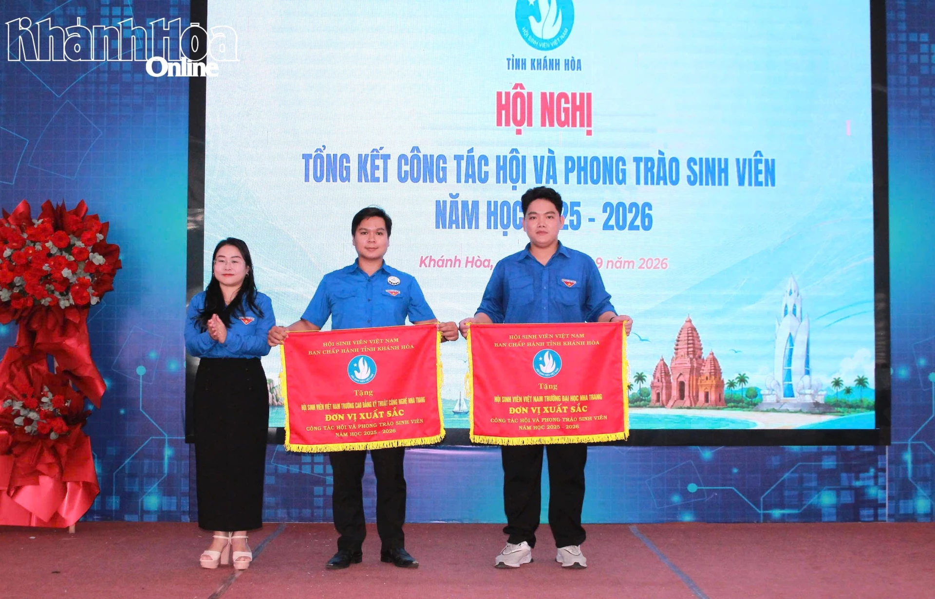 Lãnh đạo Tỉnh đoàn trao cờ thi đua cho các đơn vị xuất sắc trong công tác Hội và phong trào sinh viên năm học 2025 - 2026.
