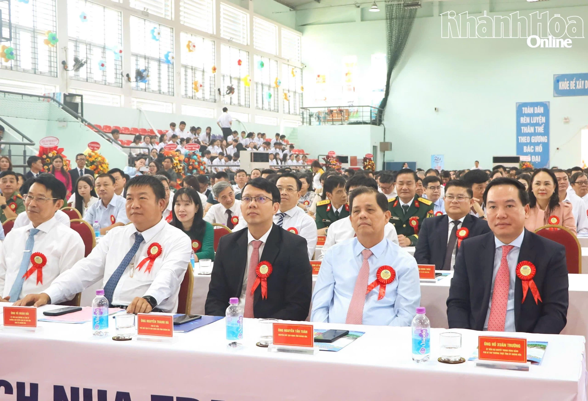 Đồng chí Hồ Xuân Trường, đồng chí Nguyễn Tấn Tuân và các đại biểu tham dự lễ kỷ niệm.