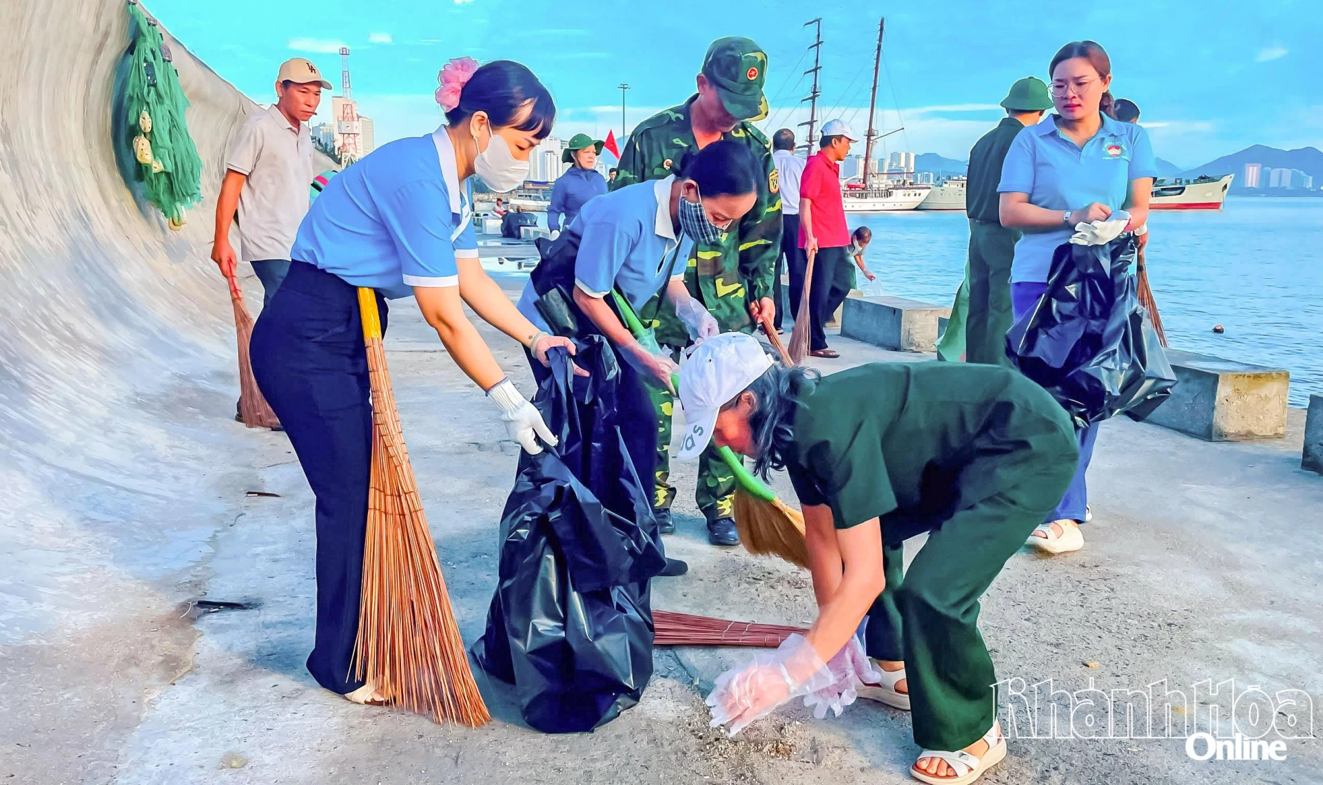 Các lực lượng tham gia dọn vệ sinh môi trường.