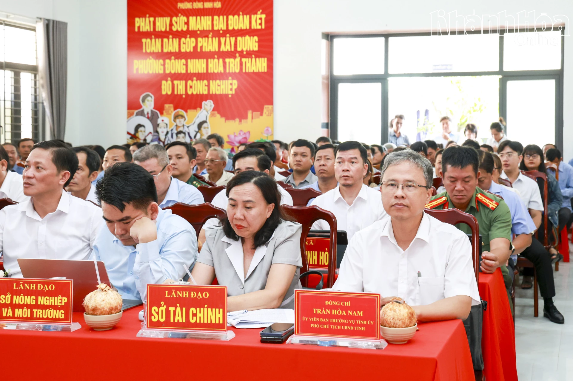 Đồng chí Trần Hòa Nam cùng các đại biểu, cử tri tham dự buổi tiếp xúc.
