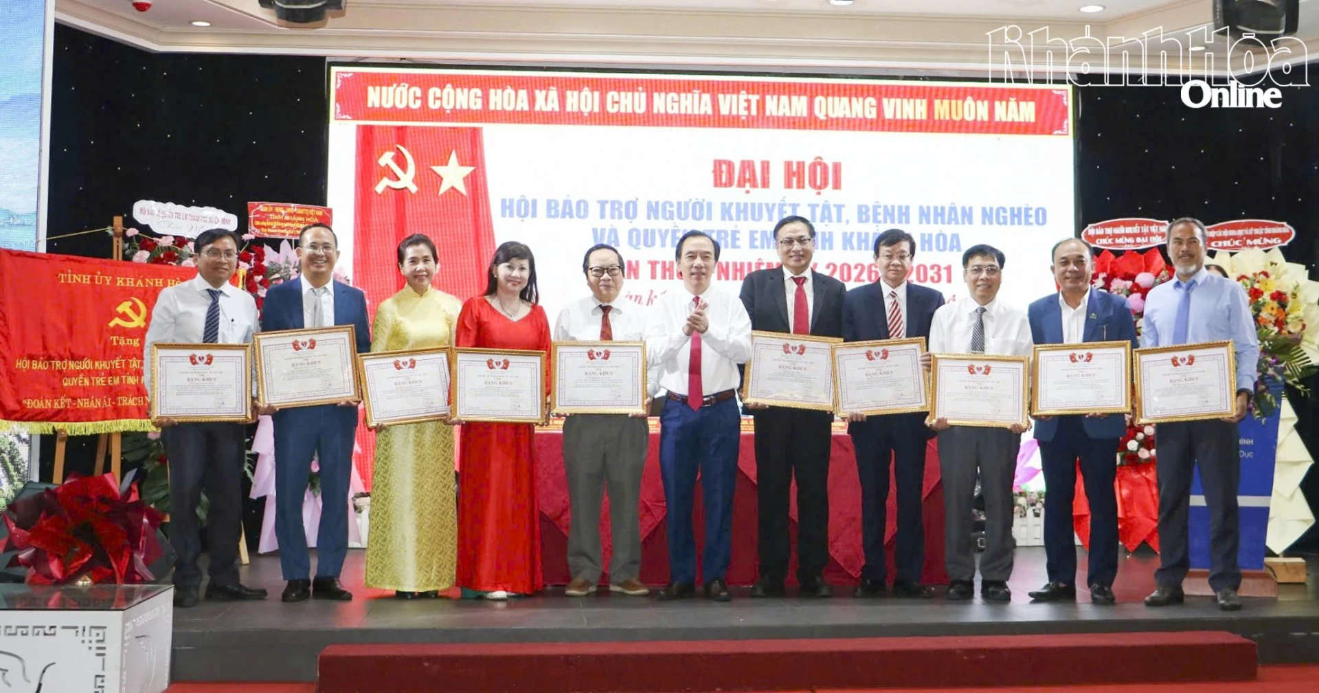 Các cá nhân nhận bằng khen của Hội Bảo trợ người khuyết tật Việt Nam.
