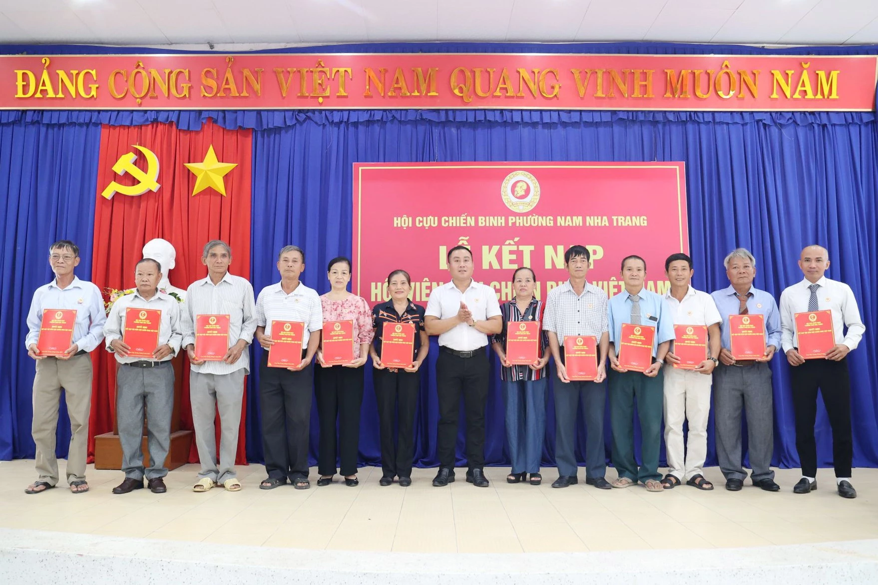Ông Võ Phi Hải - Phó Chủ tịch Hội Cựu chiến binh phường Nam Nha Trang trao quyết định kết nạp cho các hội viên.