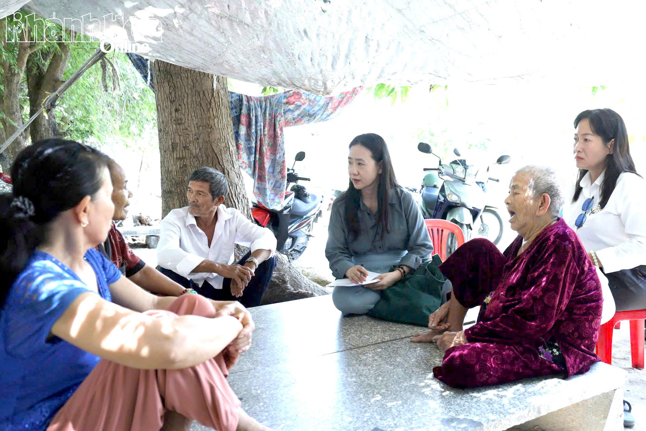 Bà Nguyễn Quỳnh Nga - Phó Chủ tịch Ủy ban MTTQ Việt Nam tỉnh, Chủ tịch Hội Liên hiệp Phụ nữ tỉnh tuyên truyền, vận động người dân bị ảnh hưởng bởi Dự án Khu tái định cư Vạn Thắng - giai đoạn 1.