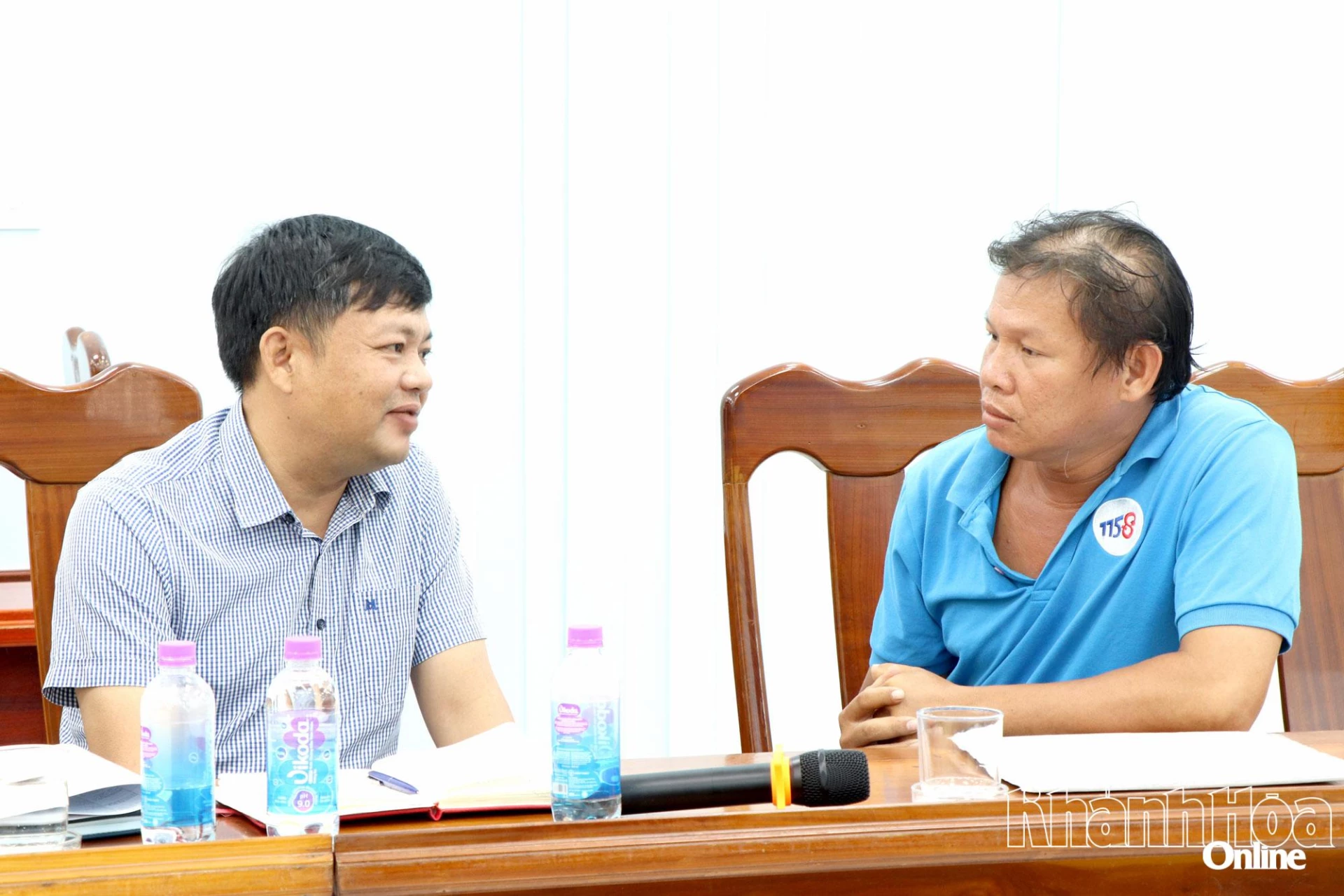Ông Lê Văn Hoan - Phó Chủ tịch Ủy ban MTTQ Việt Nam tỉnh lắng nghe chia sẻ của người dân bị ảnh hưởng bởi Dự án Khu đô thị hành chính huyện Diên Khánh (cũ).