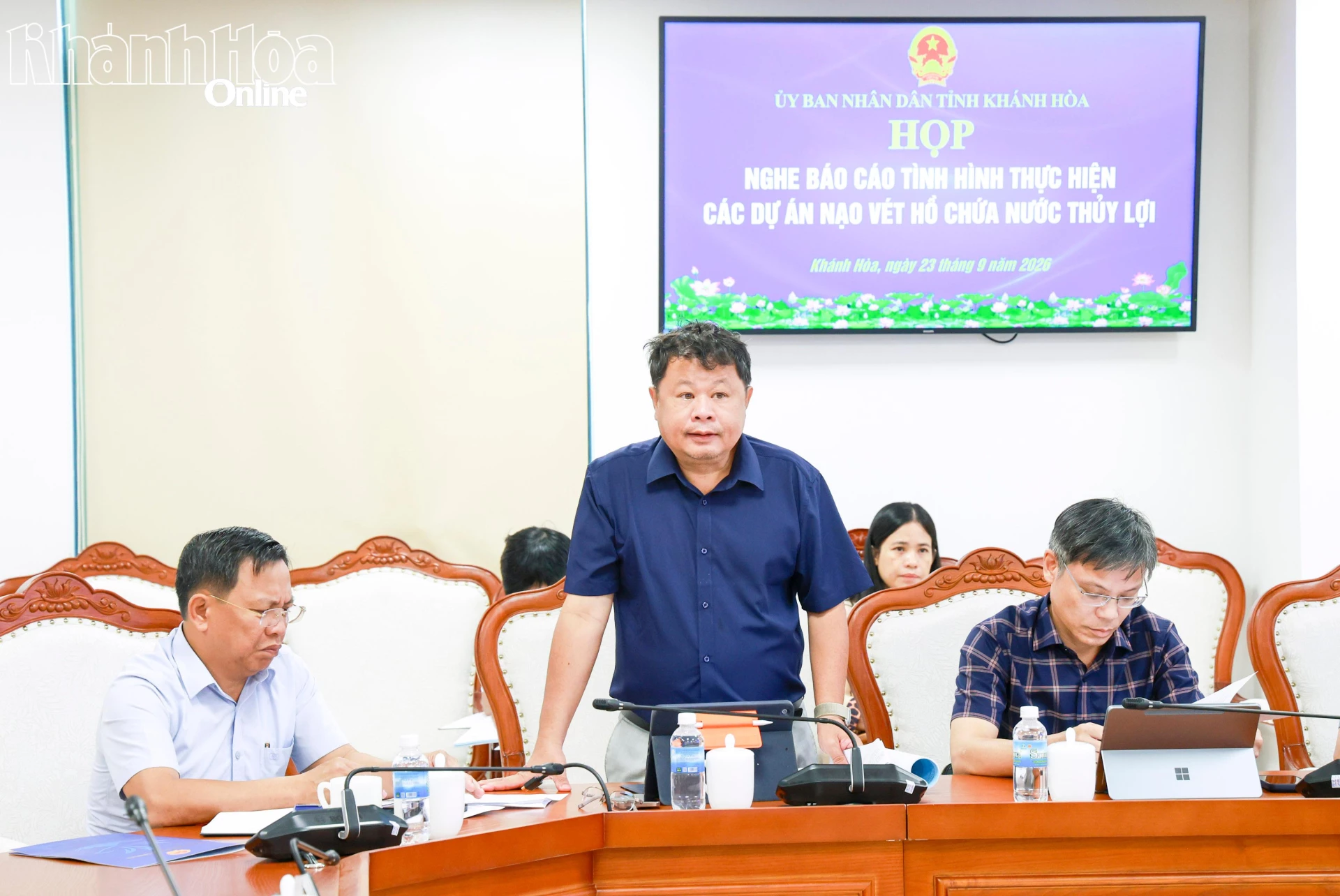 Lãnh đạo Ban Quản lý dự án đầu tư xây dựng các công trình Nông nghiệp và Giao thông tỉnh báo cáo tại cuộc họp.