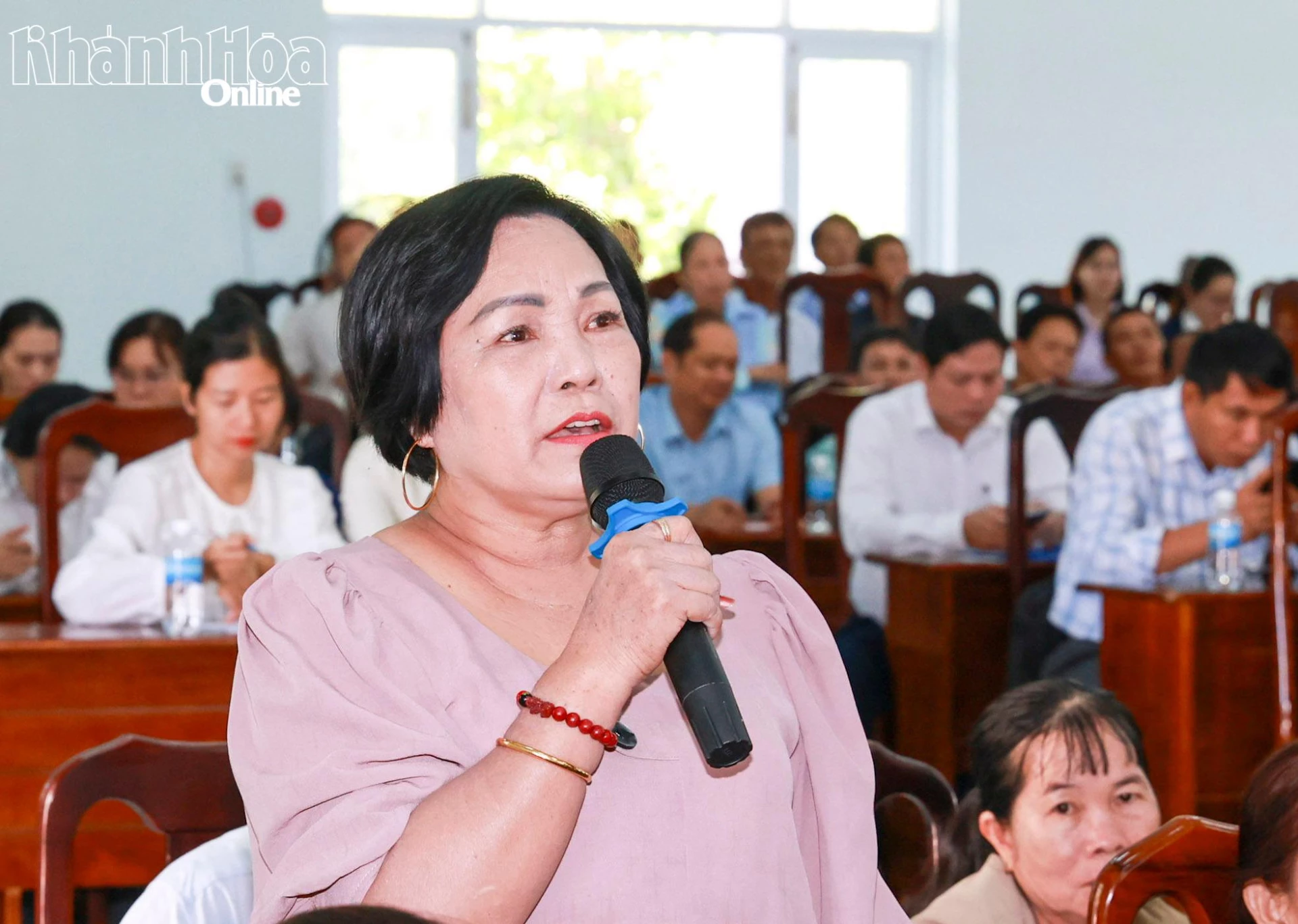 Cử tri nêu kiến nghị tại buổi tiếp xúc.