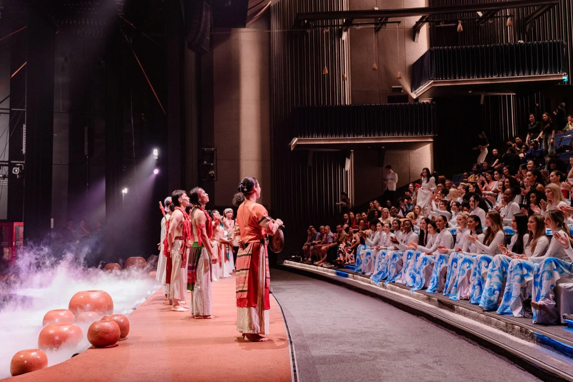 Đoàn Miss World 2026 thưởng thức show diễn nghệ thuật “Chum Show” tại Nhà Hát Đó.