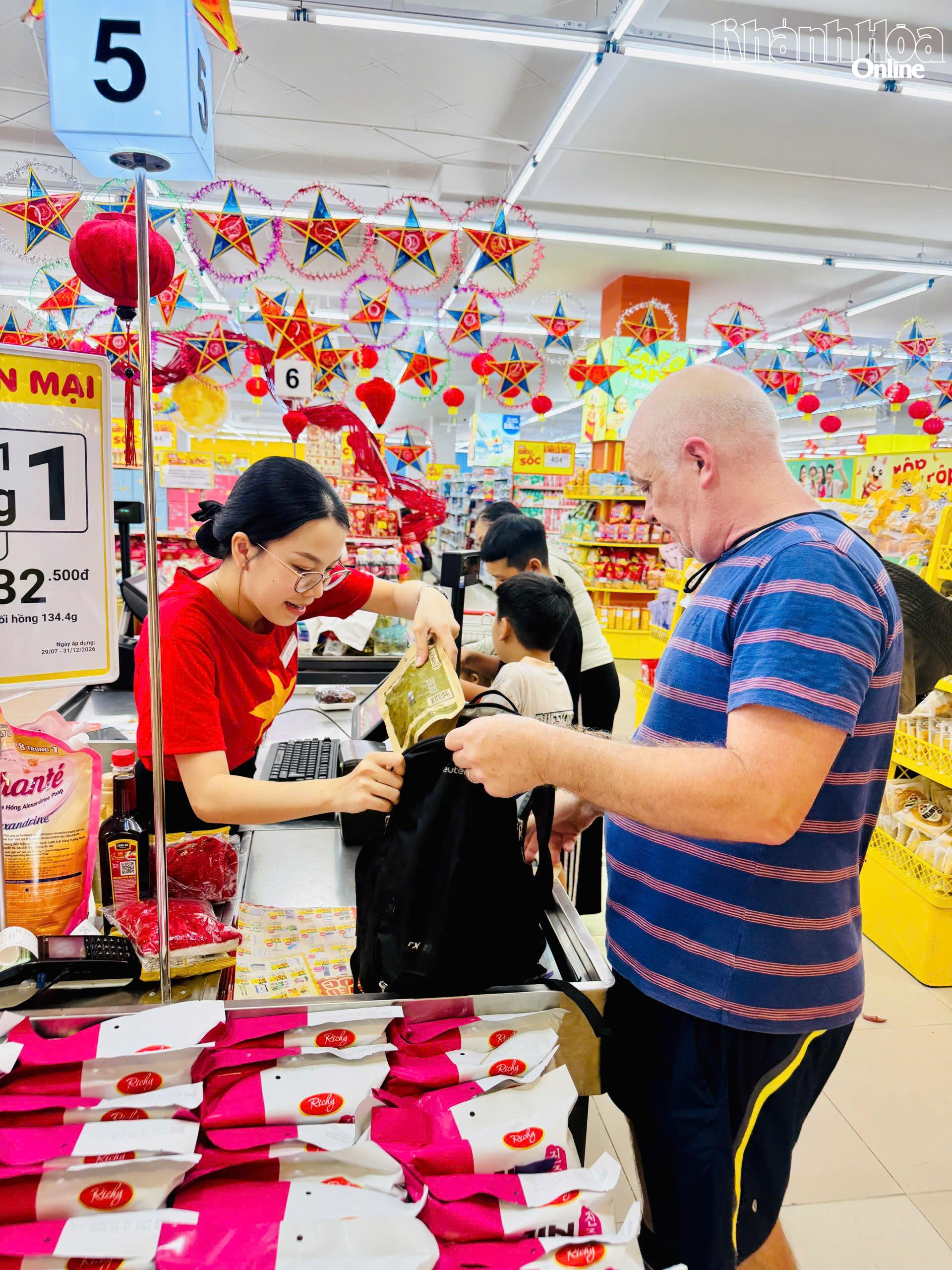 Du khách mua sắm tại siêu thị Winmart, phường Đông Hải.