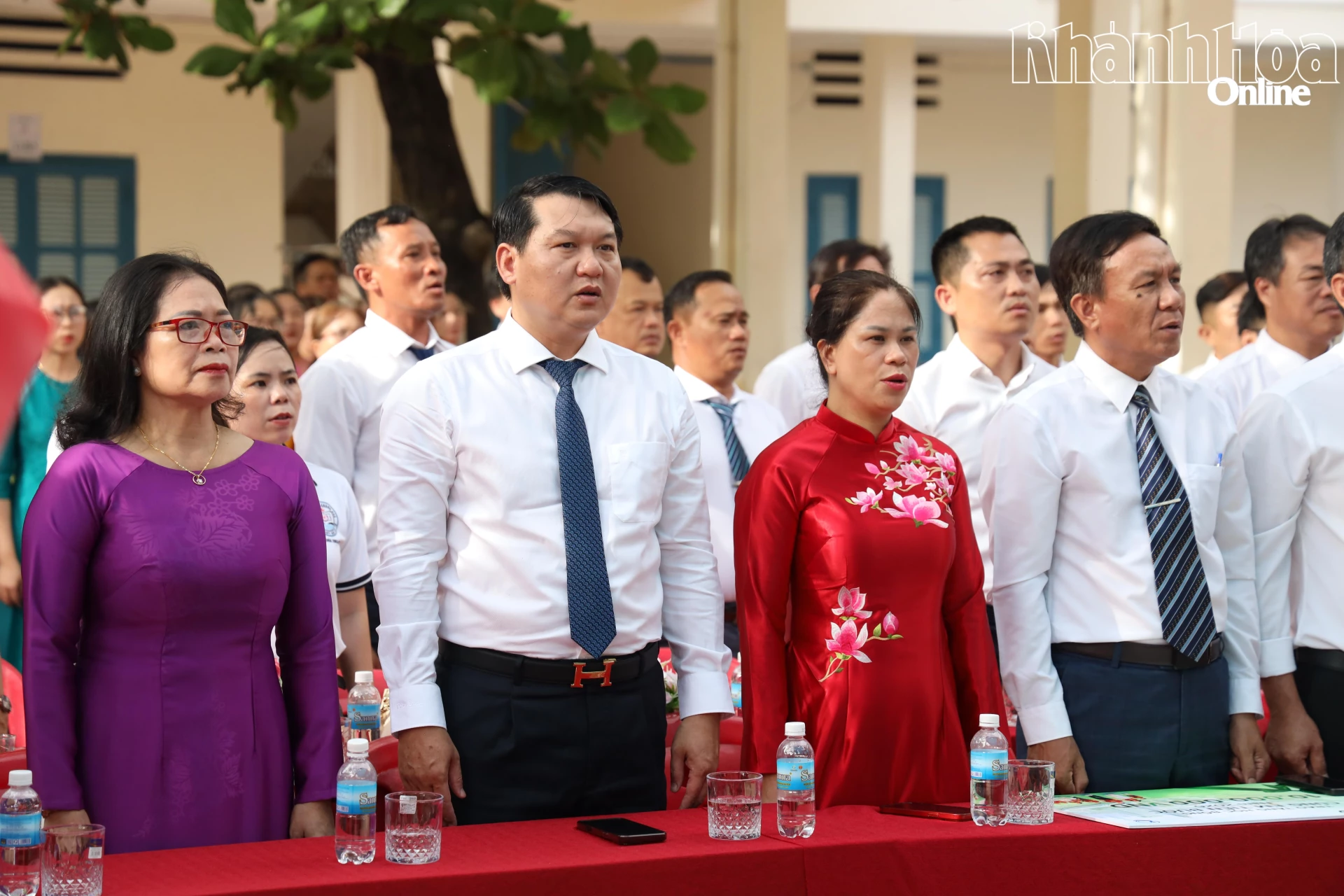 Đồng chí Lương Đức Hải cùng lãnh đạo phường Cam Ranh và giáo viên, phụ huynh thực hiện nghi thức chào cờ