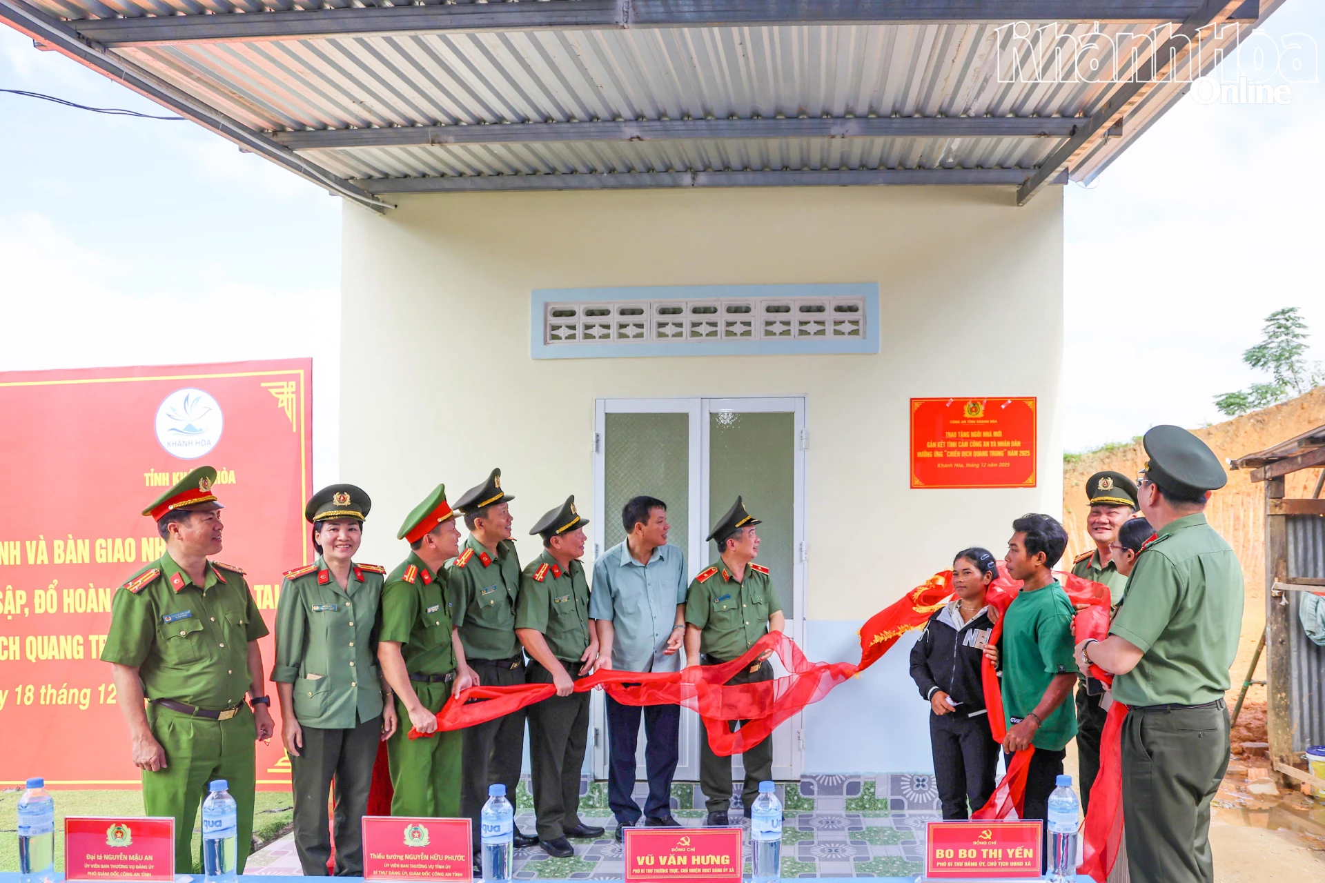 Thiếu tướng Nguyễn Hữu Phước, Ủy viên Ban Thường vụ Tỉnh ủy, Giám đốc Công an tỉnh Khánh Hòa bàn giao căn nhà cho anh Mấu Trường (xã Đông Khánh Sơn). Đây là căn nhà đầu tiên trong tổng số 89 căn nhà trong Chiến dịch Quang Trung ở Khánh Hòa được hoàn thành và bàn giao.
